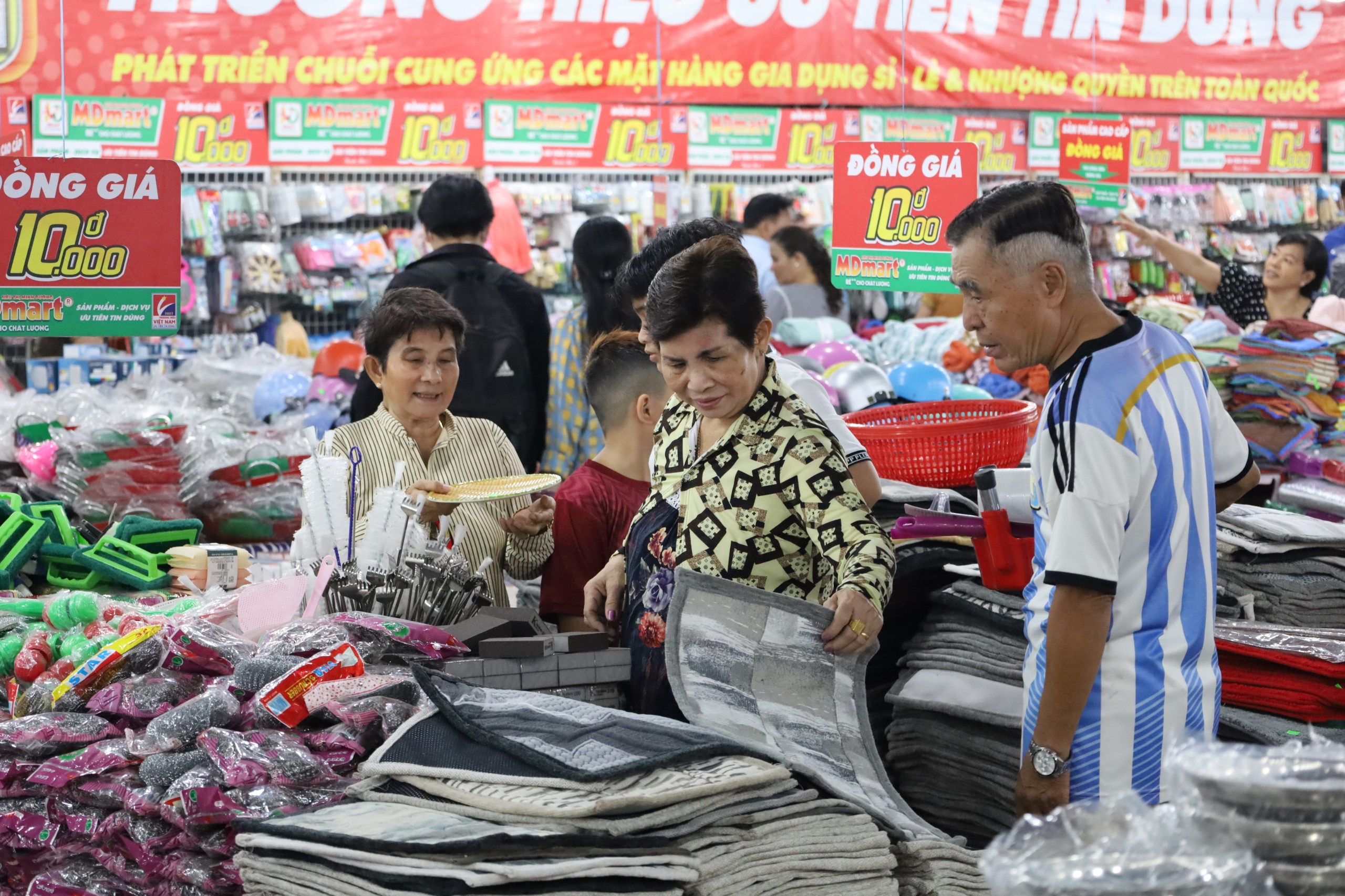 Hội chợ phục vụ đa dạng các mặt hàng như quần áo, dụng cụ gia đình, mỹ phẩm, giày dép, điện gia dụng, trang sức và ẩm thực.