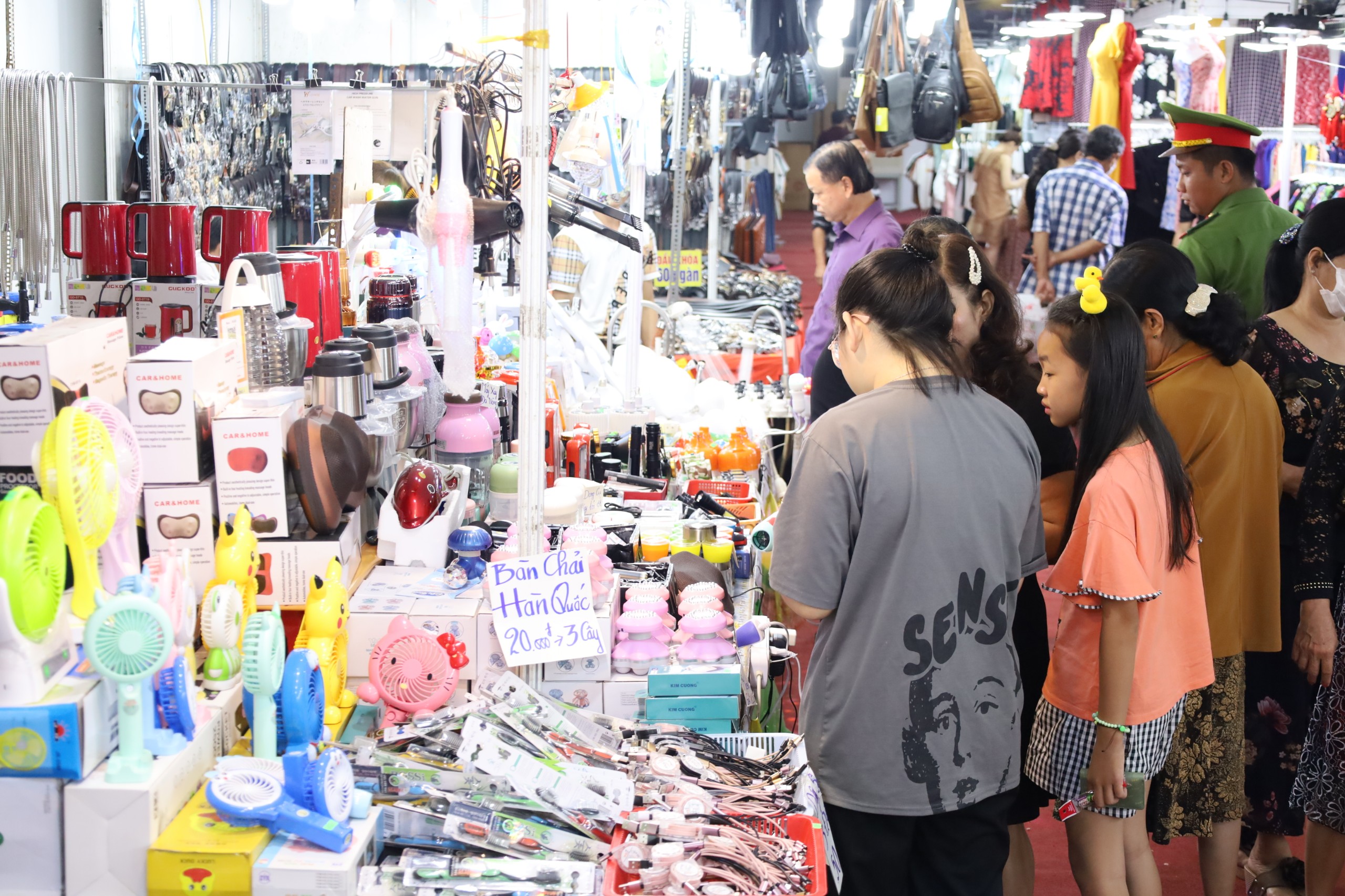 Hội chợ là cơ hội cho chị em phụ nữ tham quan, mua sắm những mặt hàng chất lượng, giá cả hợp lý của Việt Nam và Thái Lan.