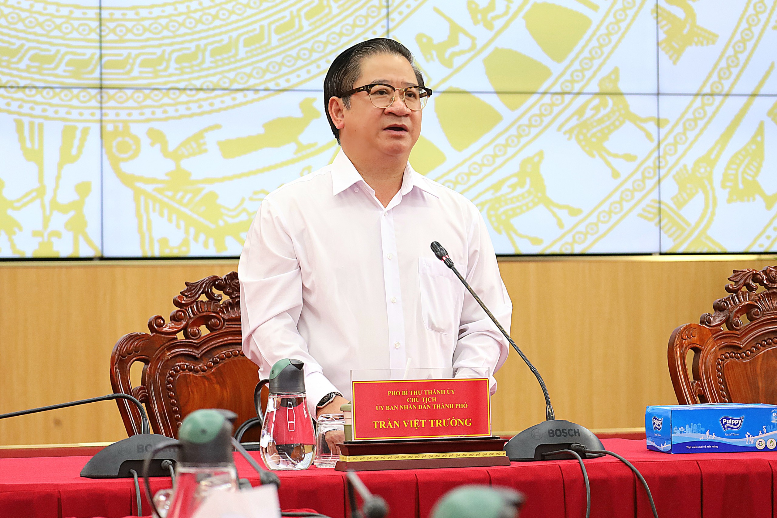 Ông Trần Việt Trường – Phó Bí thư Thành ủy, Chủ tịch UBND TP. Cần Thơ phát biểu chỉ đạo tại cuộc họp.