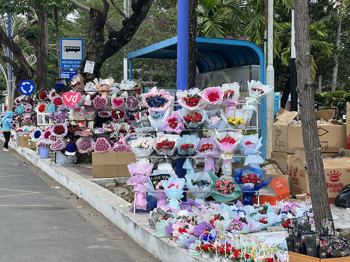 Xu hướng hiện nay là ít hoa nhưng cách bó phải thật công phu, bắt mắt để được giá rẻ mà quà thì sang trọng, nên mặt hàng giấy gói quà cũng được đầu tư, chăm chút lựa chọn tỉ mỉ.