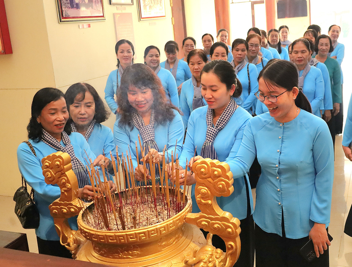 Ban Chấp hành Hội LHPN huyện Thới Lai dâng hương tại Đền thờ Châu Văn Liêm, huyện Thới Lai.