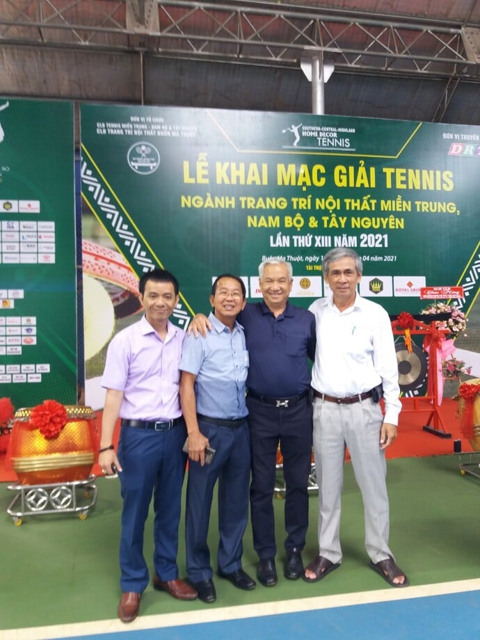 Đại diện Ban tổ chức giải Tennis ngành Trang trí nội thất miền Trung Nam Bộ và Tây Nguyên lần thứ XIV năm 2023, do ông Nguyễn Ngọc Châu (bìa phải) làm trưởng ban.