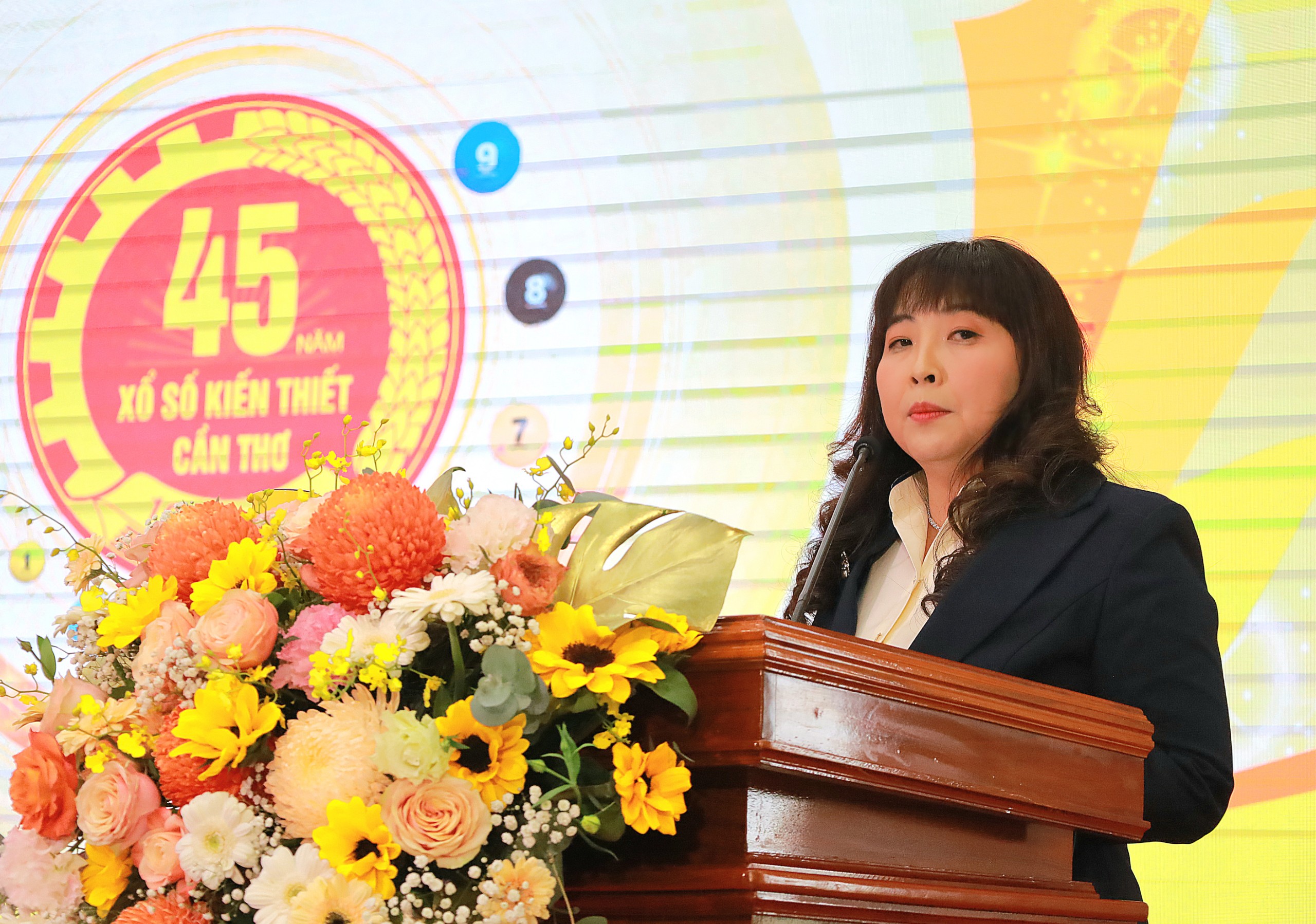 Bà Nguyễn Thị Ánh Xuân - Giám đốc Công ty TNHH NN MTV XSKT Cần Thơ công bố quyết định tặng biểu trưng cho các cá nhân có thành tích đóng góp cho sự hình thành và phát triển 45 năm của công ty.