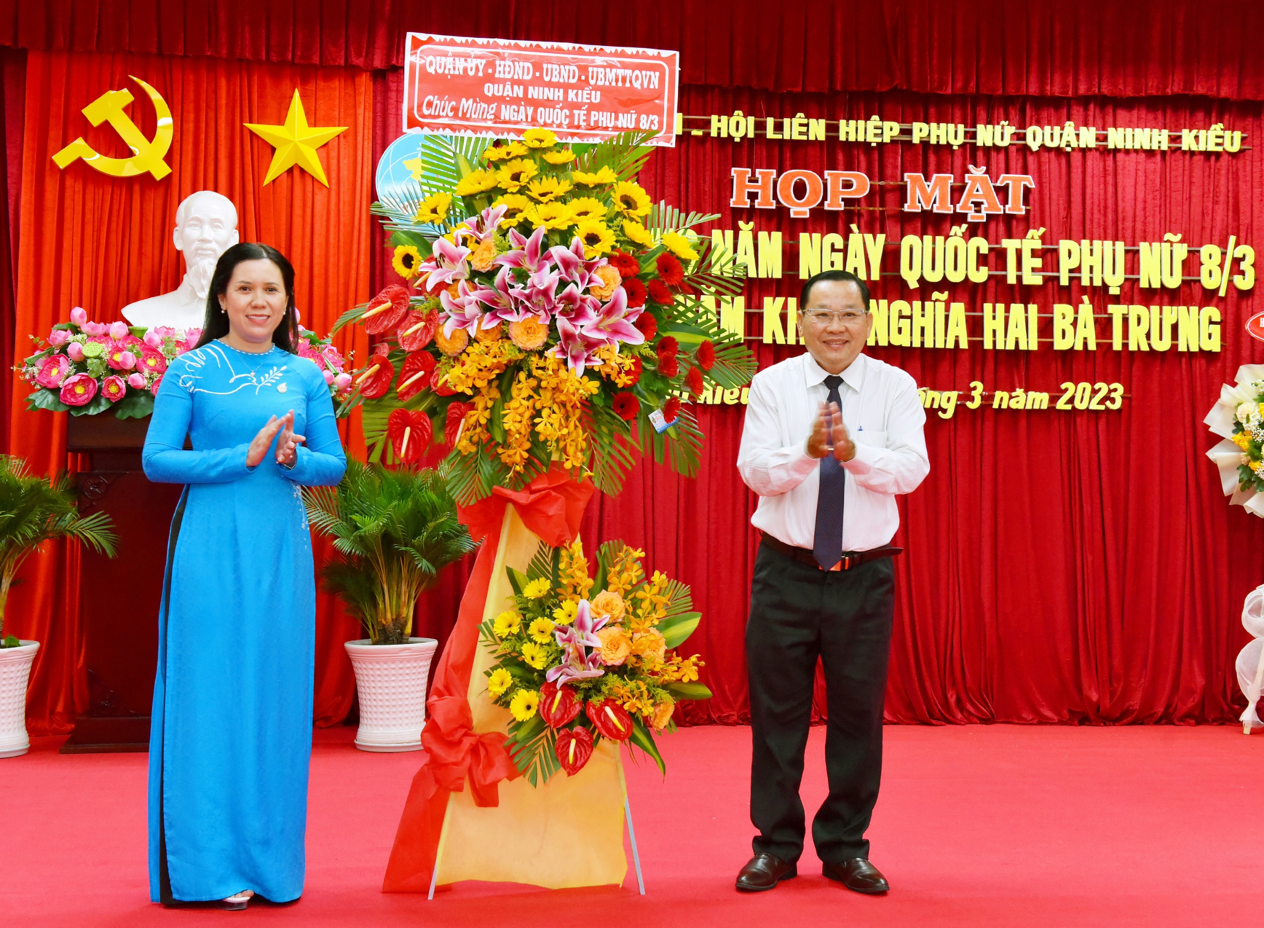 Ông Trần Tiến Dũng – Phó Bí thư thường trực Quận ủy, Chủ tịch HĐND quận Ninh Kiều tặng hoa chúc mừng cho đại diện Hội LHPN quận Ninh Kiều tại buổi họp mặt.