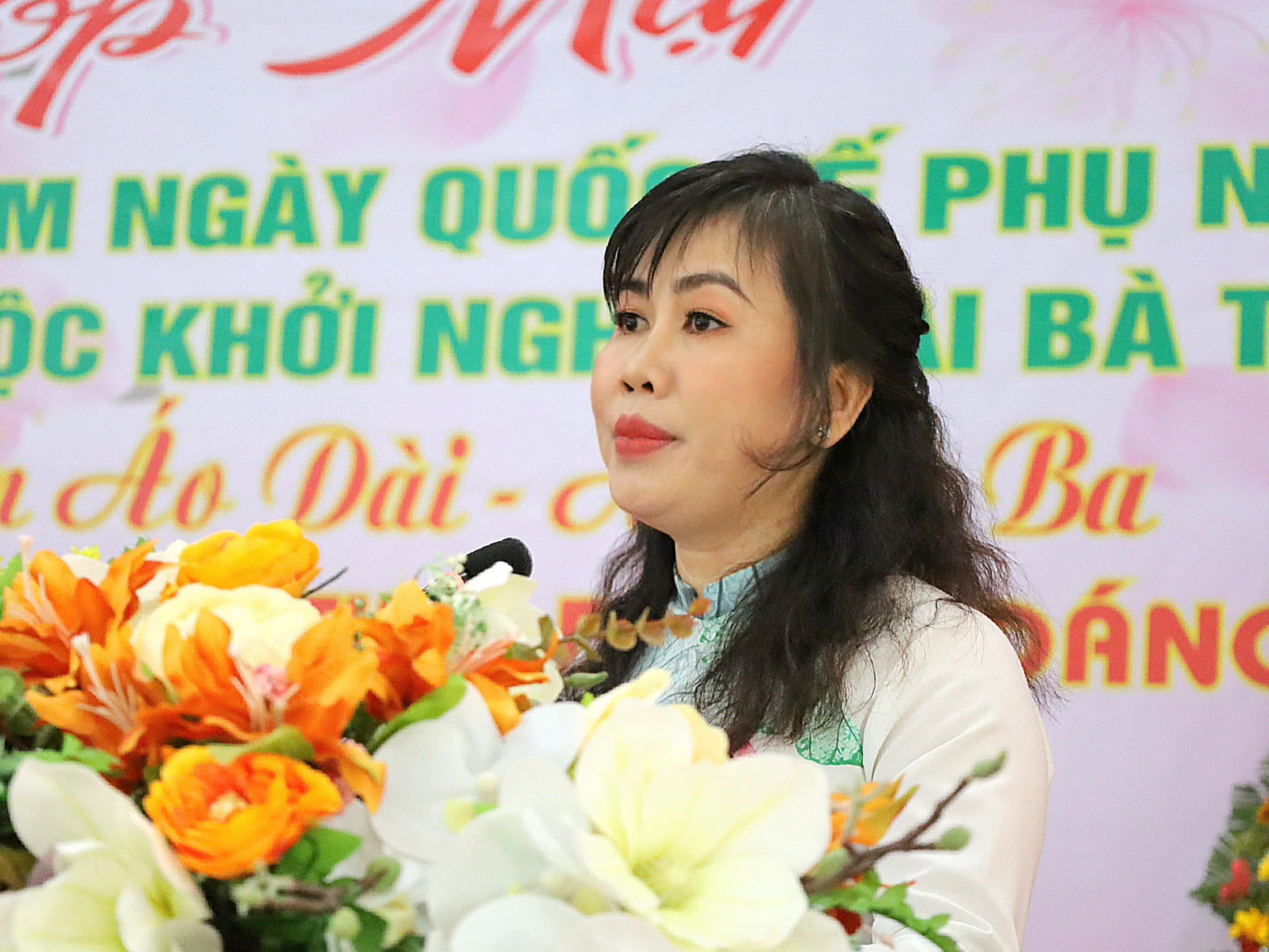 Bà Nguyễn Thị Ngọc Yến - Chủ tịch Hội LHPN huyện Thới Lai phát biểu ôn lại truyền thống tại buổi họp mặt.