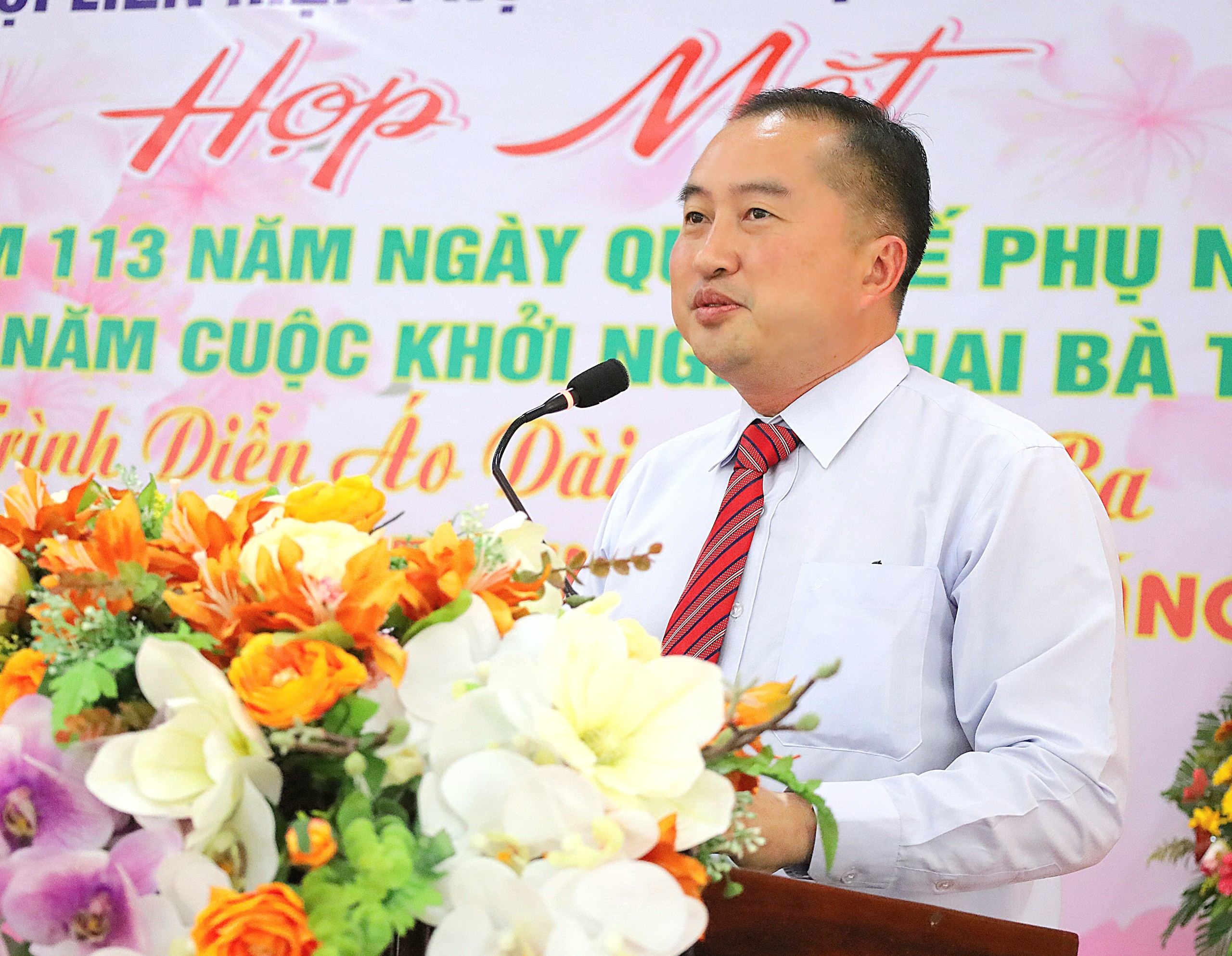 Ông Huỳnh Văn Tùng – Phó Bí thư thường trực Huyện ủy Thới Lai phát biểu chào mừng tại buổi họp mặt.