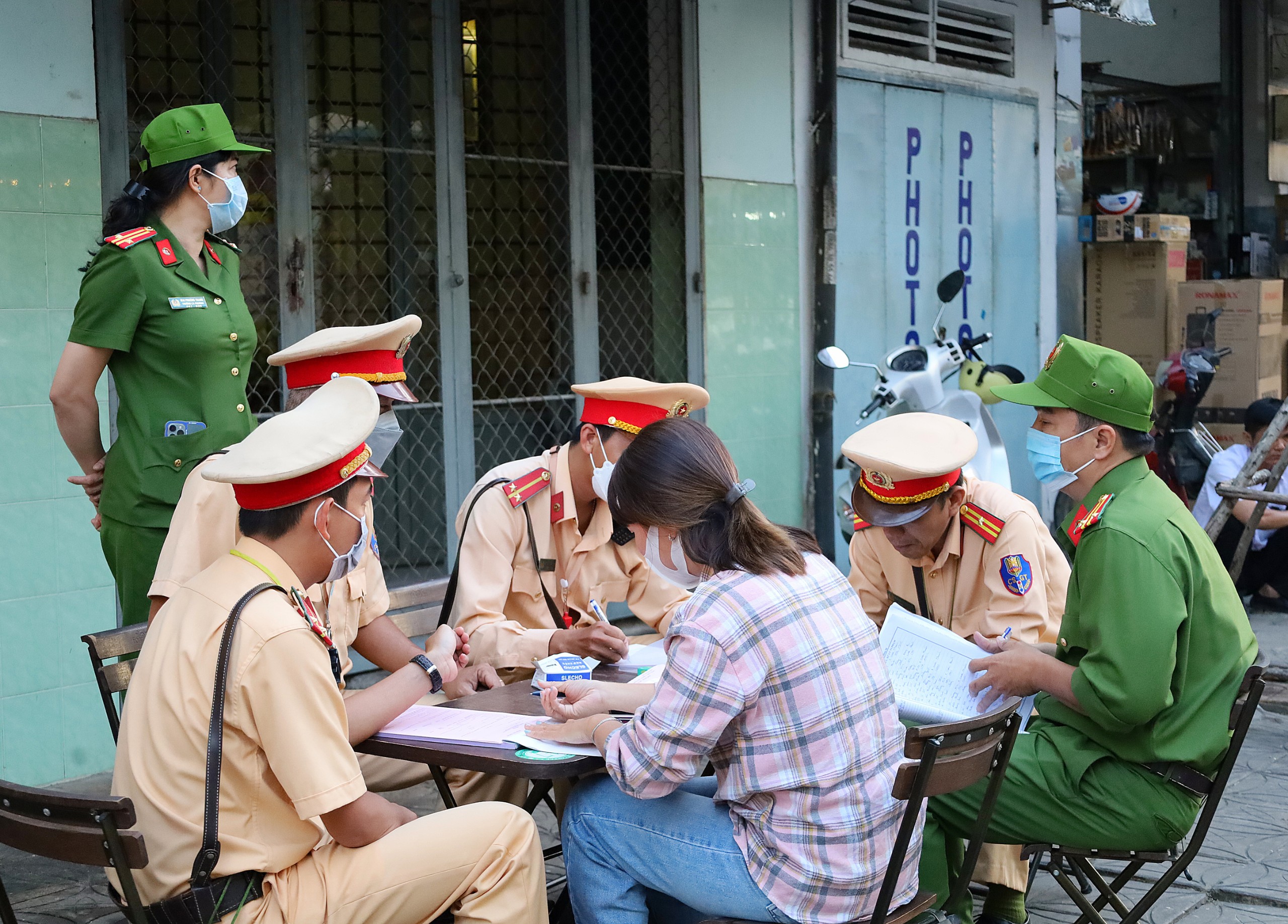 Công an quận Ninh Kiều lập biên bản xe ô tô đi vào khu vực có biển báo cấm phương tiện đang điều khiển theo giờ.