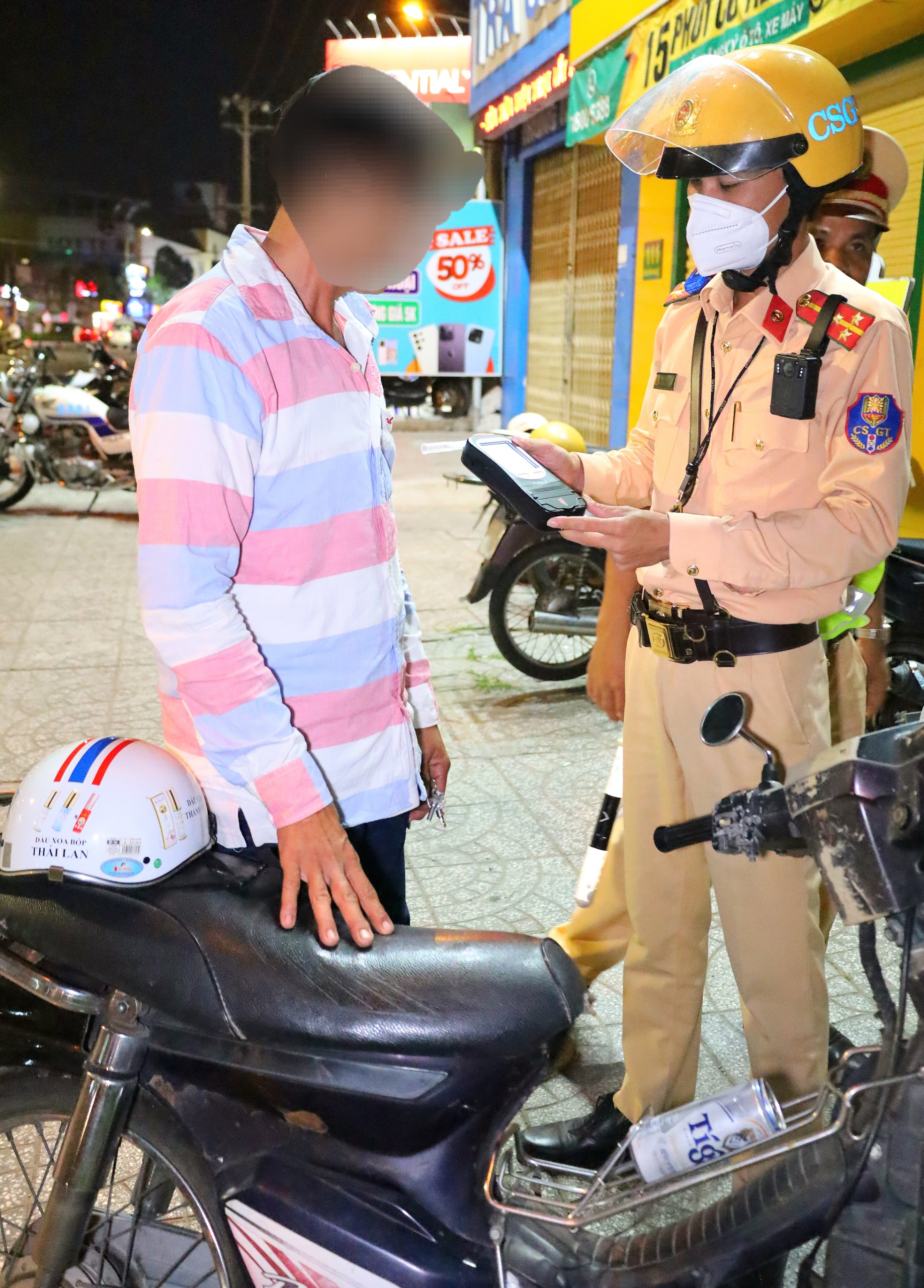 Người tham gia giao thông vi phạm điều khiển phương tiện trên đường có nồng độ cồn, tại thời điểm kiểm tra còn mang theo bia trên xe mô tô.