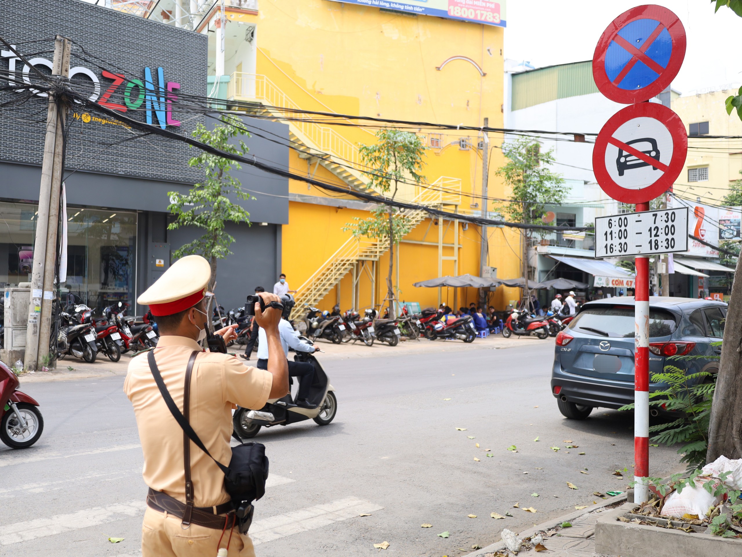 Lực lượng Công an quận Ninh Kiều ghi hình các trường hợp xe ô tô vi phạm cấm dừng đỗ phương tiện theo giờ.
