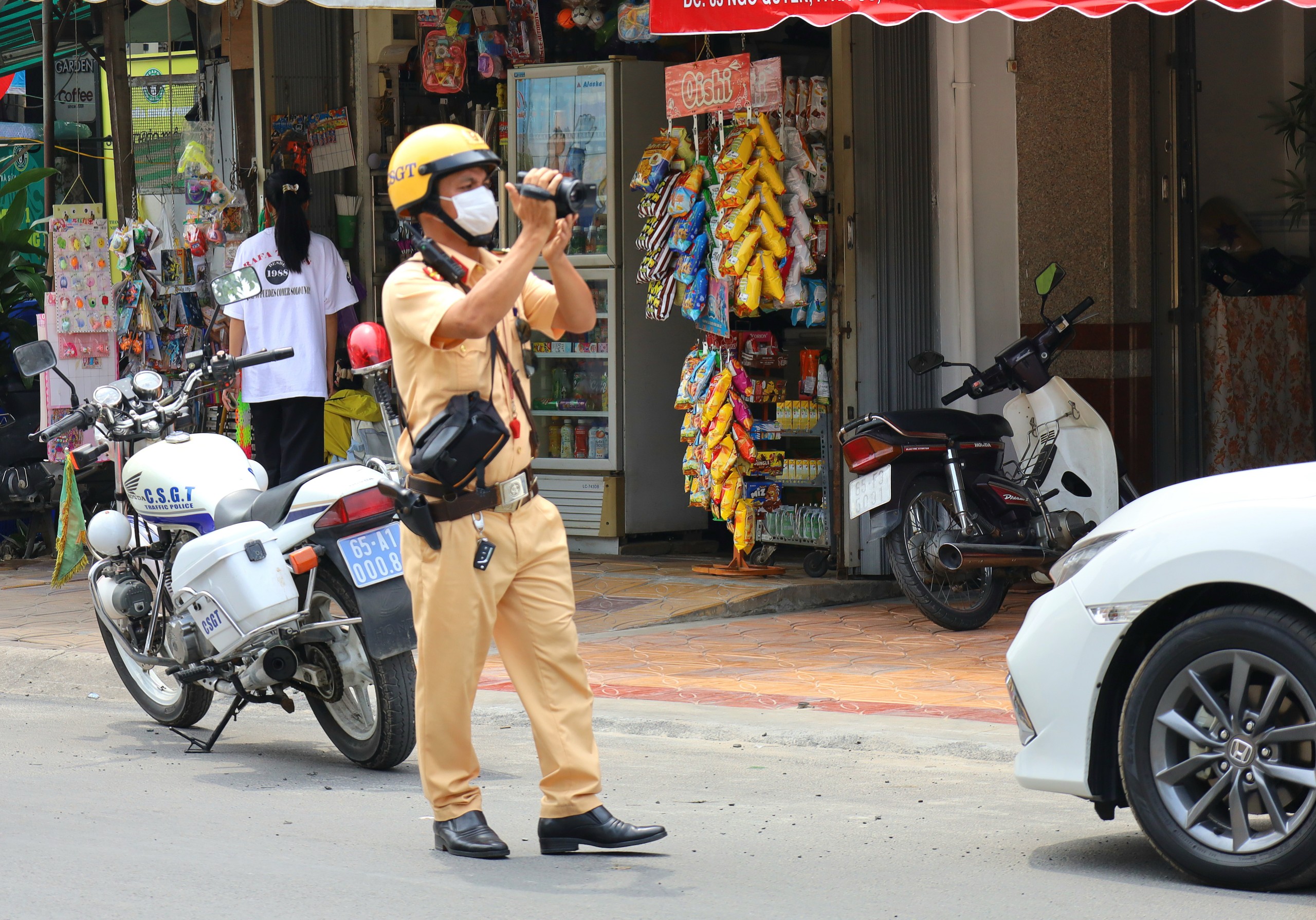 Lực lượng Công an quận Ninh Kiều ghi hình các trường hợp xe ô tô vi phạm trên đường Ngô Quyền, quận Ninh Kiều.