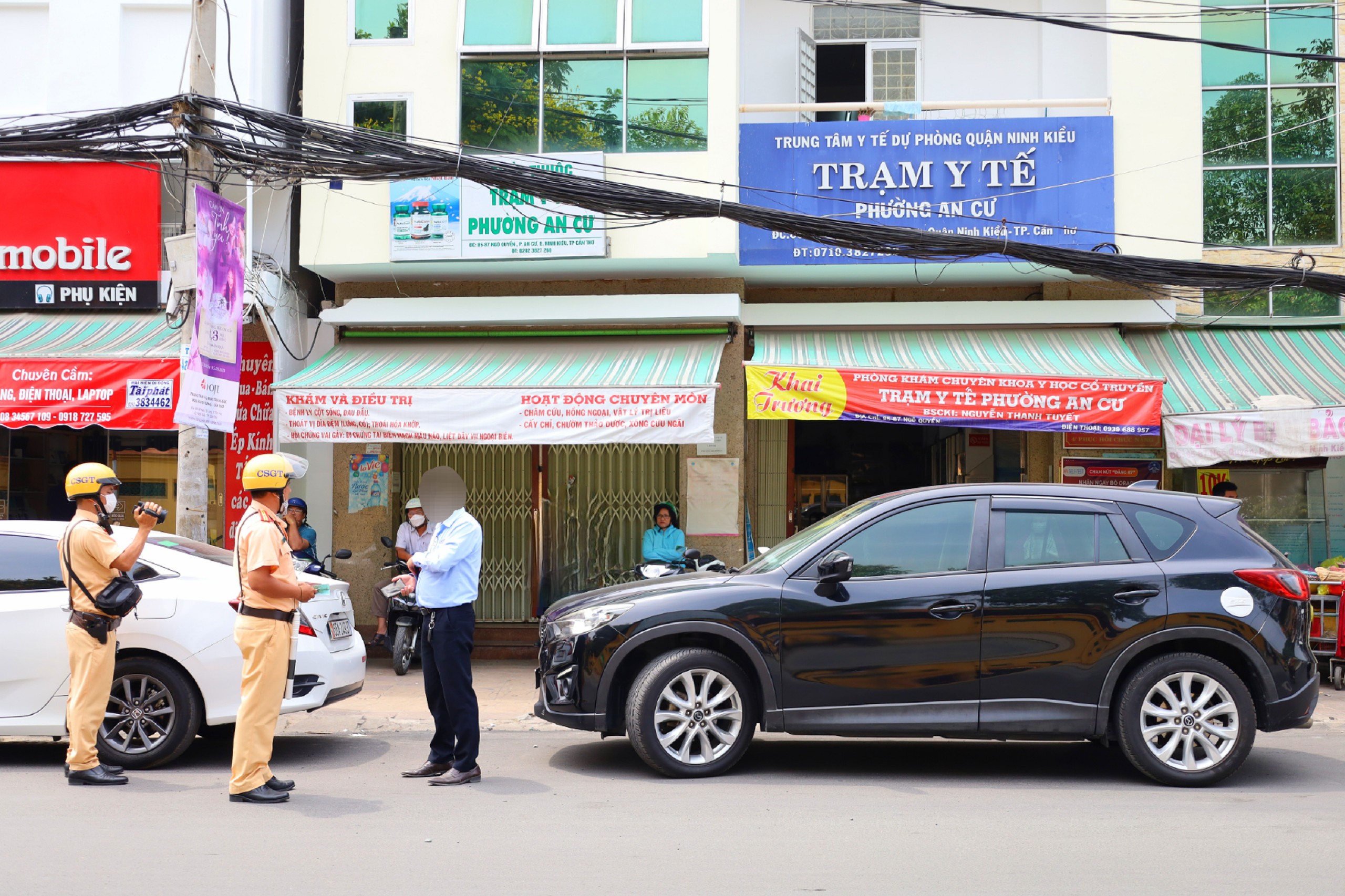 Lực lượng Công an quận Ninh Kiều xử lý xe ô tô vi phạm đi vào khu vực có biển báo cấm phương tiện đang điều khiển theo giờ trên đường Ngô Quyền, quận Ninh Kiều.