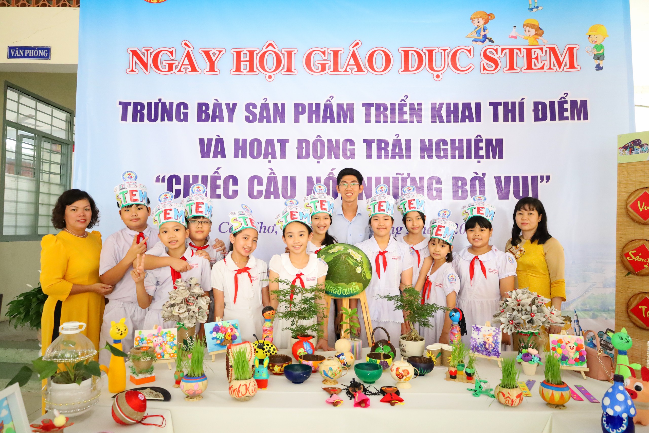 Giáo viên và học sinh tham dự Ngày hội Giáo dục STEM cấp tiểu học tại Trường Tiểu học Ngô Quyền, quận Ninh Kiều. TP. Cần Thơ.