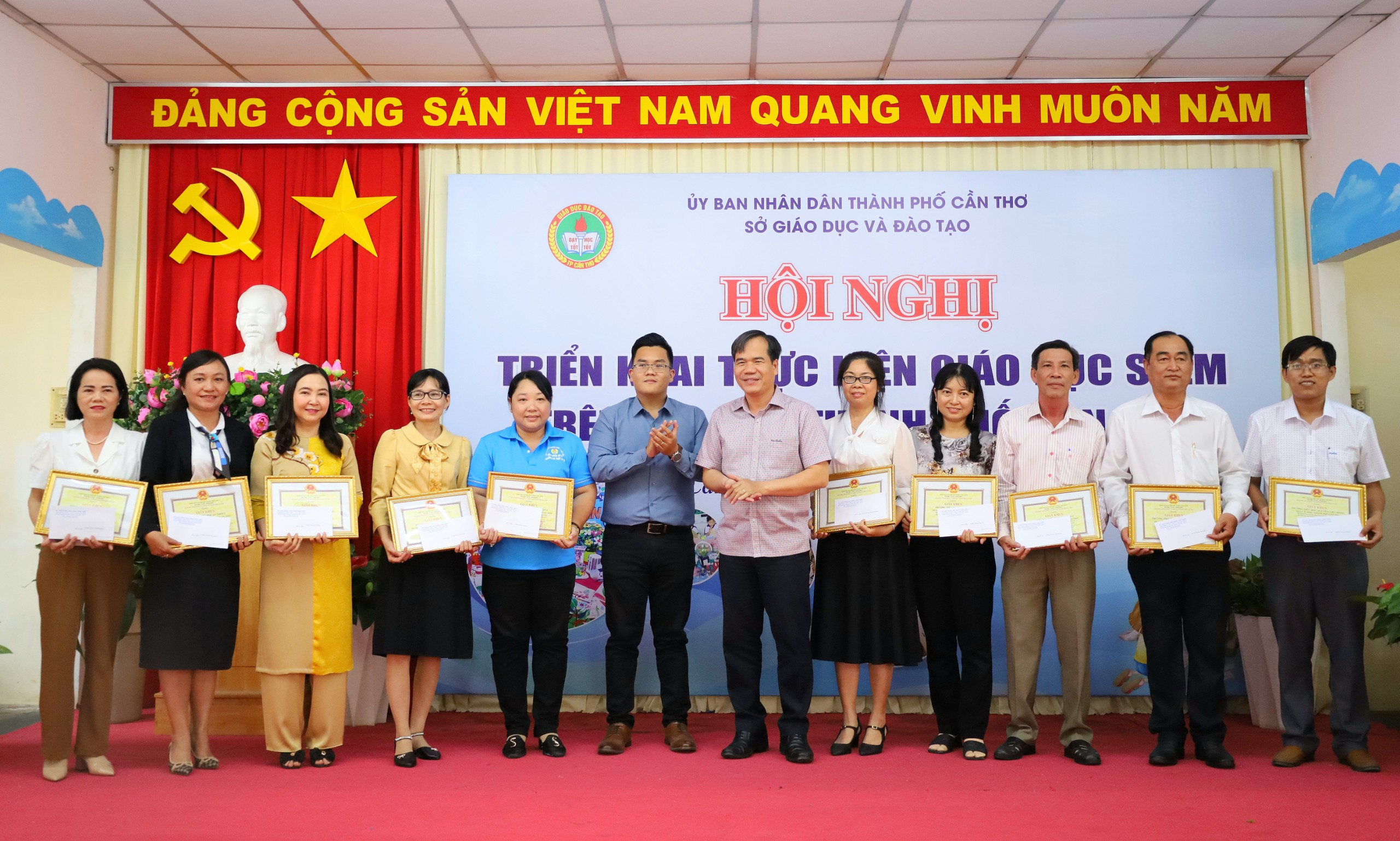 Ông Nguyễn Phúc Tăng - Phó Giám đốc Sở Giáo dục và Đào tạo TP. Cần Thơ trao tặng giấy khen cho các đơn vị tham gia ngày hội.