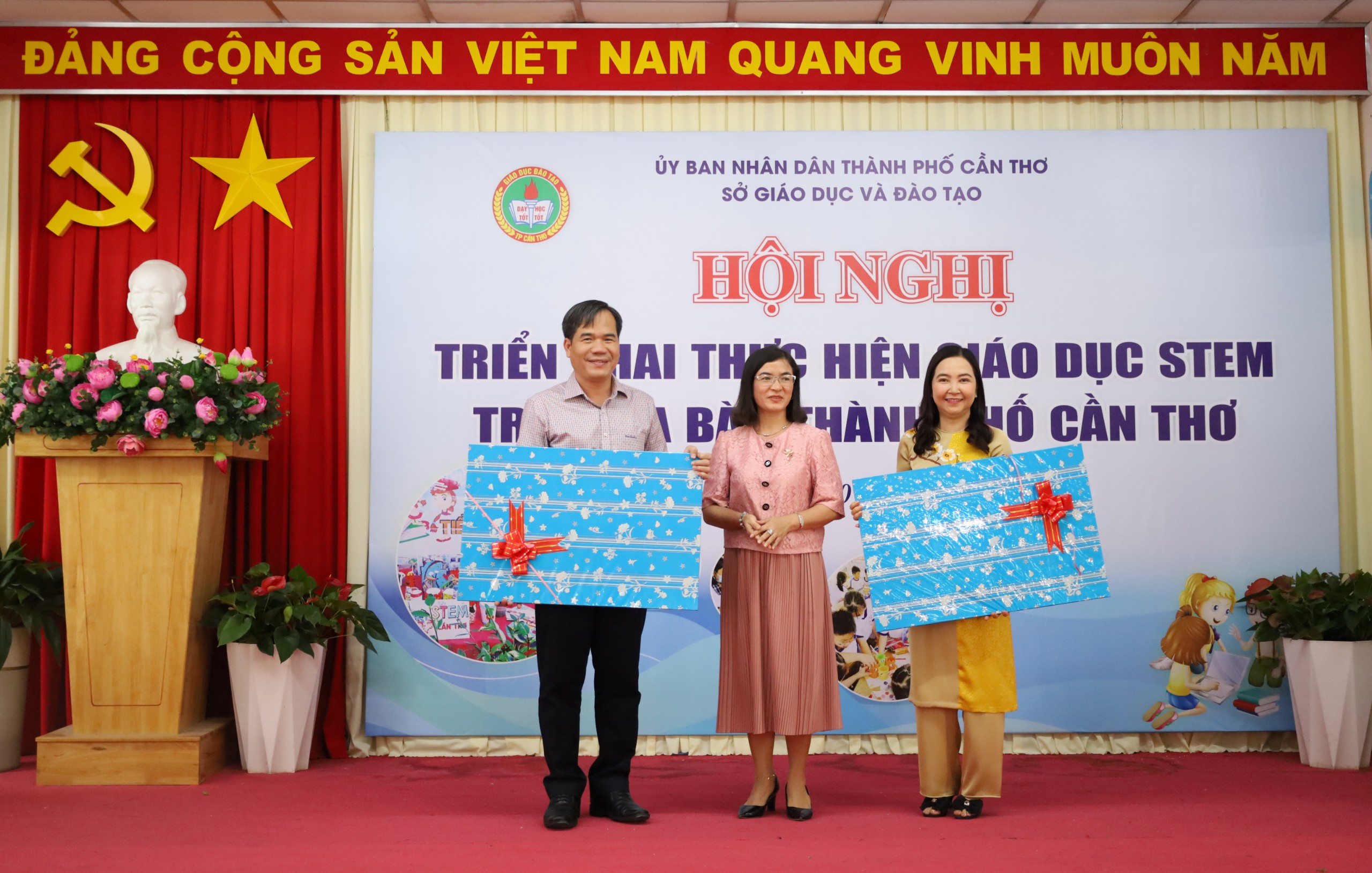 Bà Trần Thị Huyền - Phó Giám đốc Sở Giáo dục và Đào tạo tỉnh Hậu Giang trao tặng quà lưu niệm cho Sở Giáo dục và Đào tạo TP. Cần Thơ và Trường Tiểu học Ngô Quyền, quận Ninh Kiều.