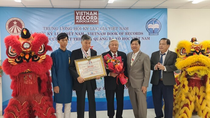 Đại lão võ sư La Văn Long nhận bằng khen vinh dự.