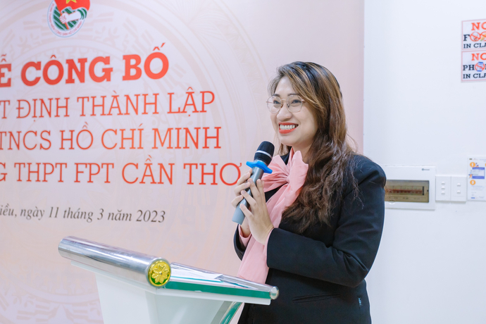 Bà Nguyễn Thị Uyên Thuý - Đại diện Ban giám hiệu trường THPT FPT Cần Thơ đại diện đoàn trường phát biểu tại Hội nghị.