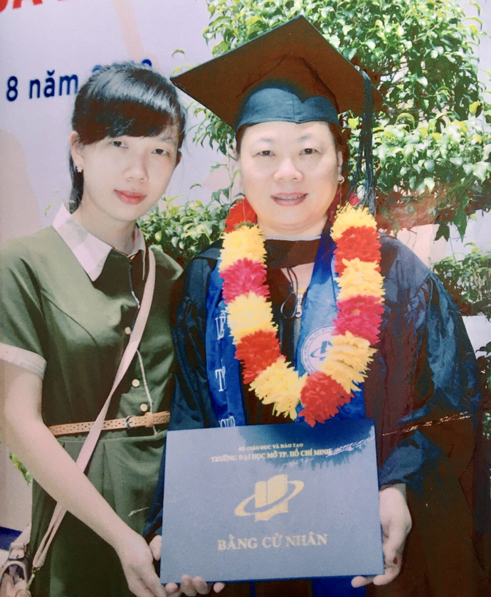 Chị Lý Mộng Tuyền (bên phải) chụp ảnh lưu niệm cùng con gái nhân dịp chị nhận bằng Cử nhân Luật kinh tế năm 2018. Ảnh: Nhân vật cung cấp