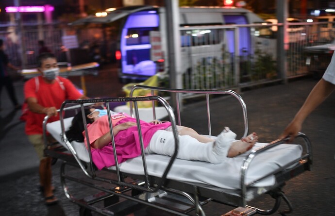 Một người bị tai nạn giao thông được đưa đến khoa Cấp cứu, Bệnh viện Chợ Rẫy, trong đêm muộn (Ảnh minh họa: Duy Hiệu)