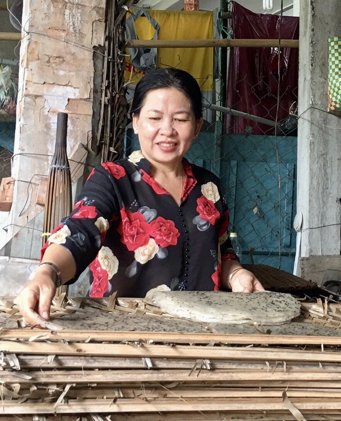 Chị Trần Thị Thanh Cảnh vượt khó, là trụ cột kinh tế cho gia đình với nghề làm bánh tráng truyền thống. Ảnh: HẢI THƯ