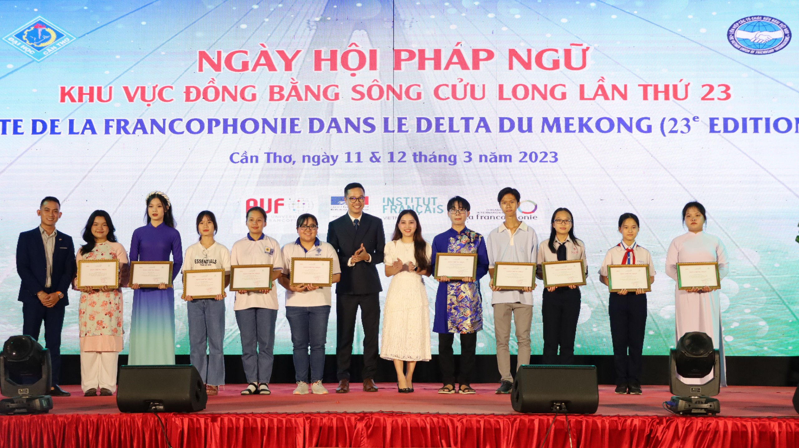 Đại diện ban tổ chức trao tặng học bổng dành cho học sinh Pháp ngữ KV ĐBSCL.