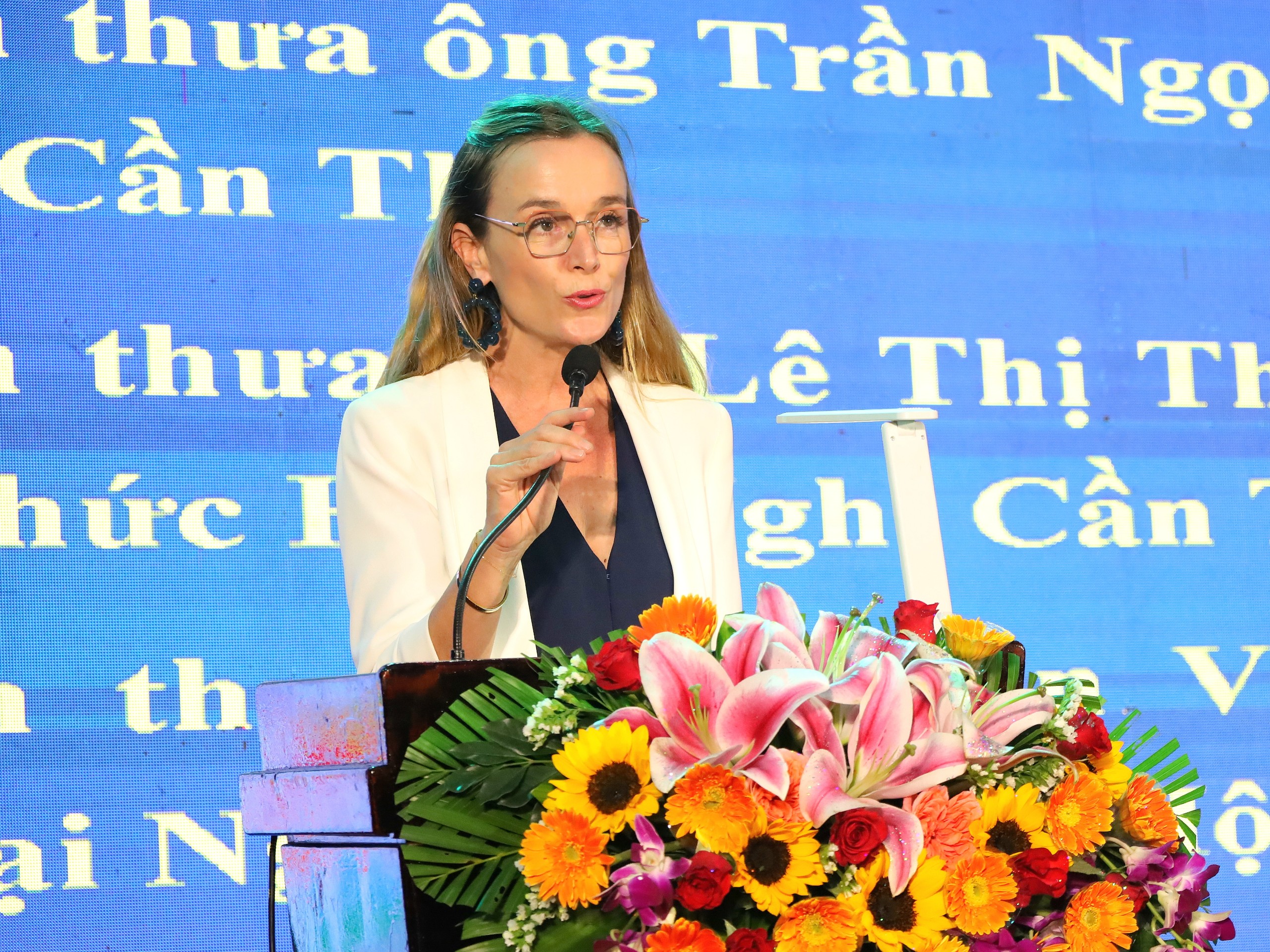 Bà Anne Laure Vincent – Tùy viên Hợp tác tiếng Pháp, chuyên trách hoạt động quảng bá Pháp ngữ; Tổng lãnh sự quán Pháp tại Thành phố Hồ Chí Minh phát biểu tại ngày hội.