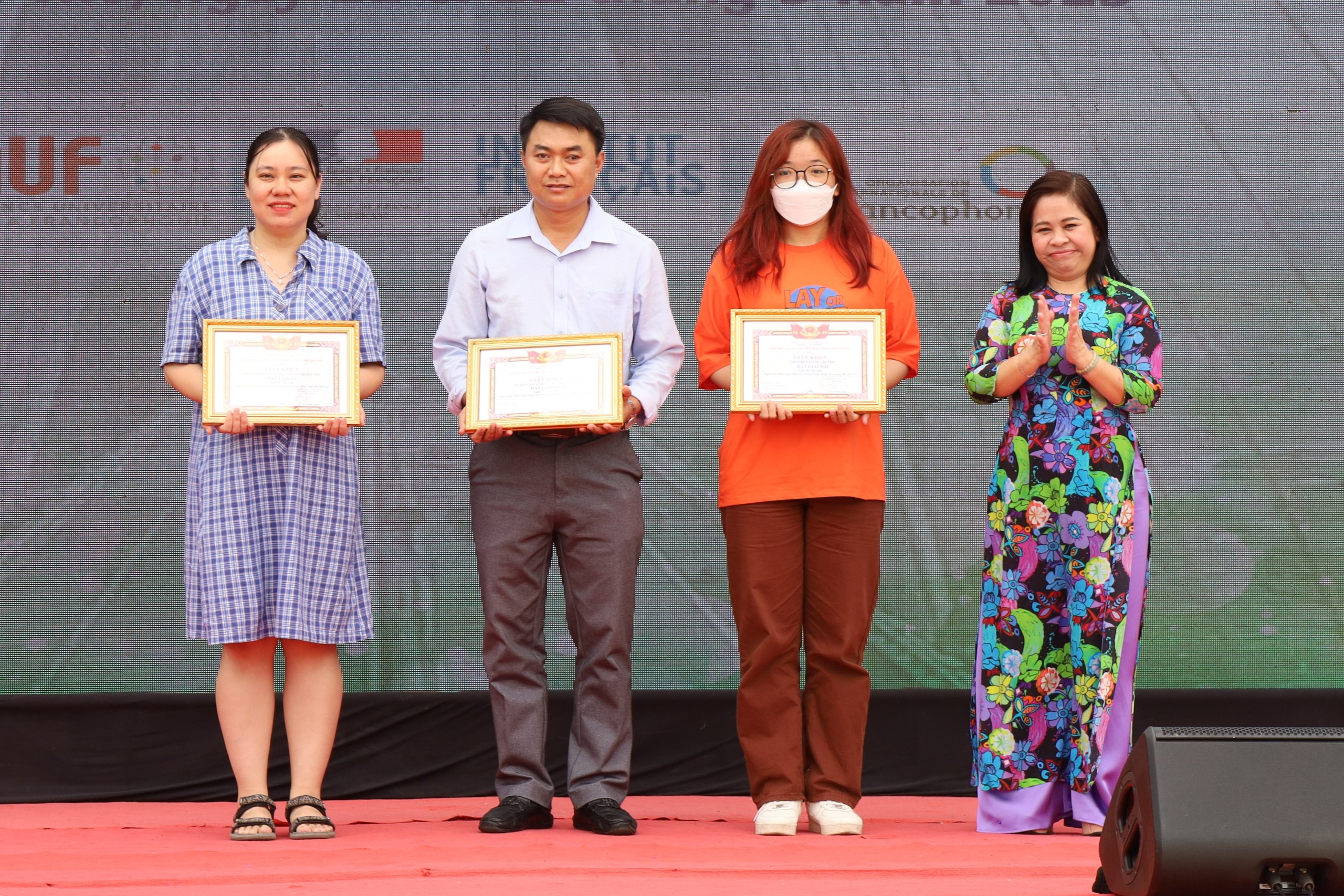 Bà Lê Thị Thanh Giang - Chủ tịch Liên hiệp các tổ chức hữu nghị TP. Cần Thơ trao tặng giấy khen cho các đơn vị đạt giải.