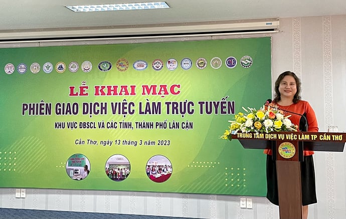 Tiến sĩ Trần Thị Xuân Mai - Uỷ viên UBND thành phố, Giám đốc Sở LĐTBXH thành phố Cần Thơ phát biểu tại Phiên giao dịch.