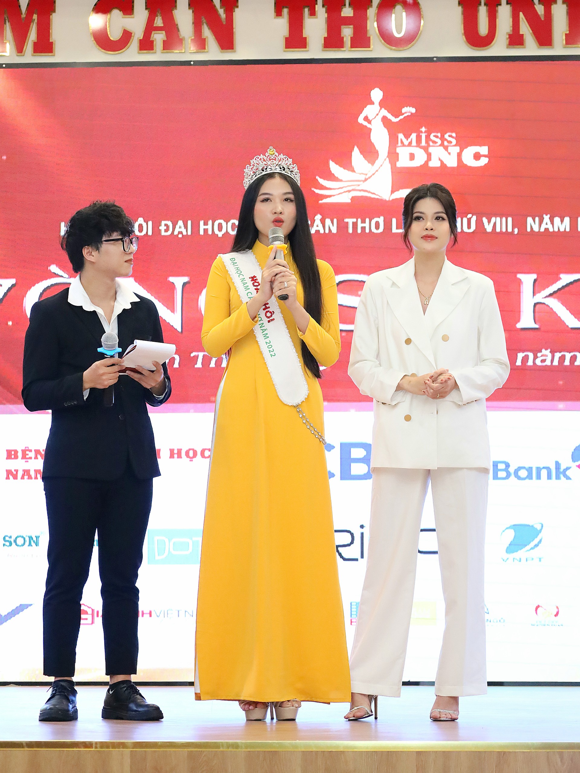Miss Nguyễn Thị Thu Ngân - Hoa khôi Đại học Nam Cần Thơ năm 2022 và Miss Trần Khả Di - Á khôi 2 Hoa khôi Đại học Nam Cần Thơ năm 2022 giao lưu cùng các thí sinh.