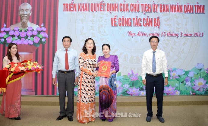 Phó Bí thư Thường trực Tỉnh ủy - Lê Thị Ái Nam trao Quyết định cho các cán bộ được điều động, bổ nhiệm giữ chức vụ trong Ban Giám đốc Sở VH-TT&DL.