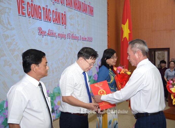 Bí thư Tỉnh ủy - Lữ Văn Hùng trao Quyết định cho các cán bộ được điều động, bổ nhiệm giữ chức vụ trong Ban Giám đốc Sở GD-ĐT.
