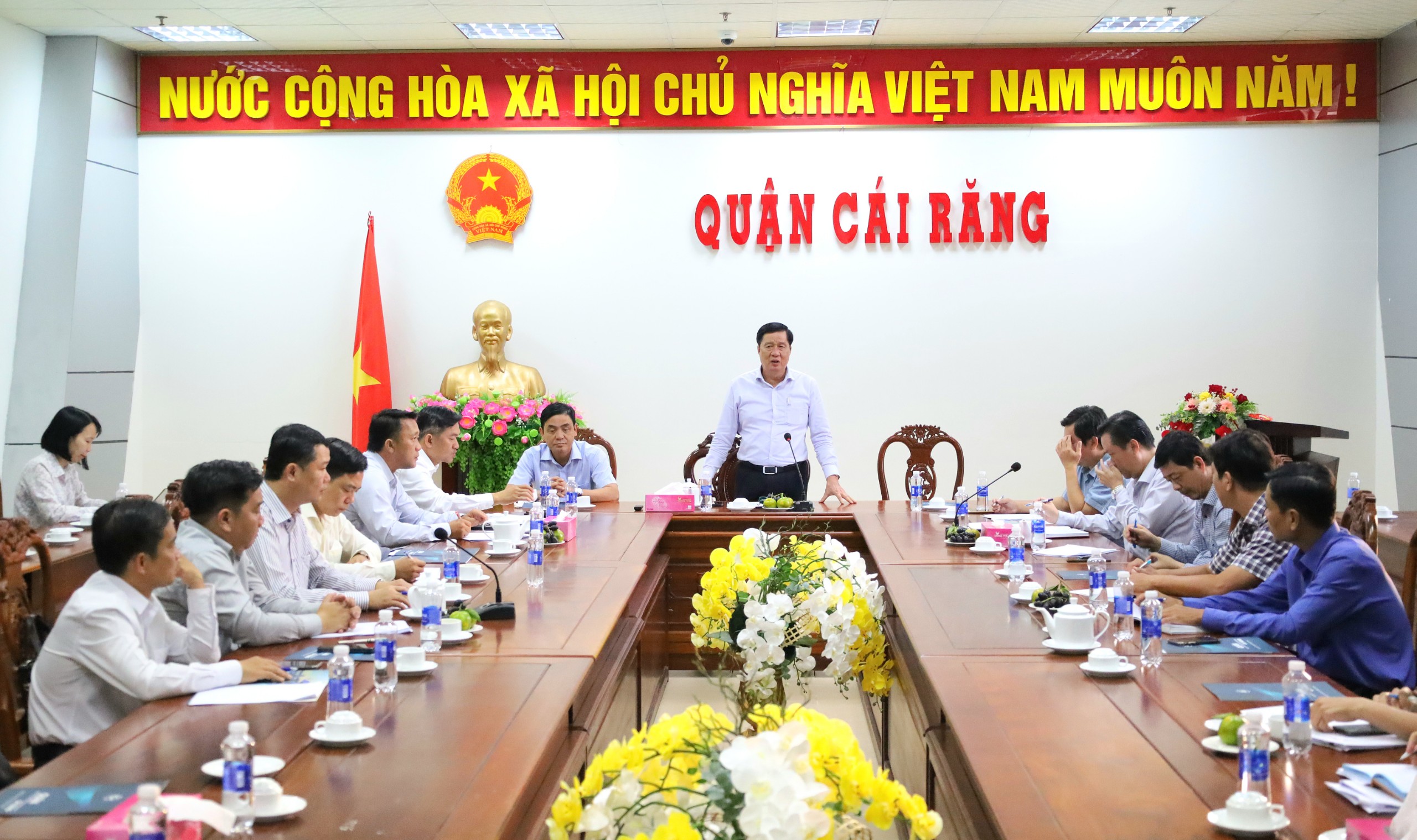 Đoàn lãnh đạo Thành ủy Cần Thơ làm việc tại UBND quận Cái Răng.