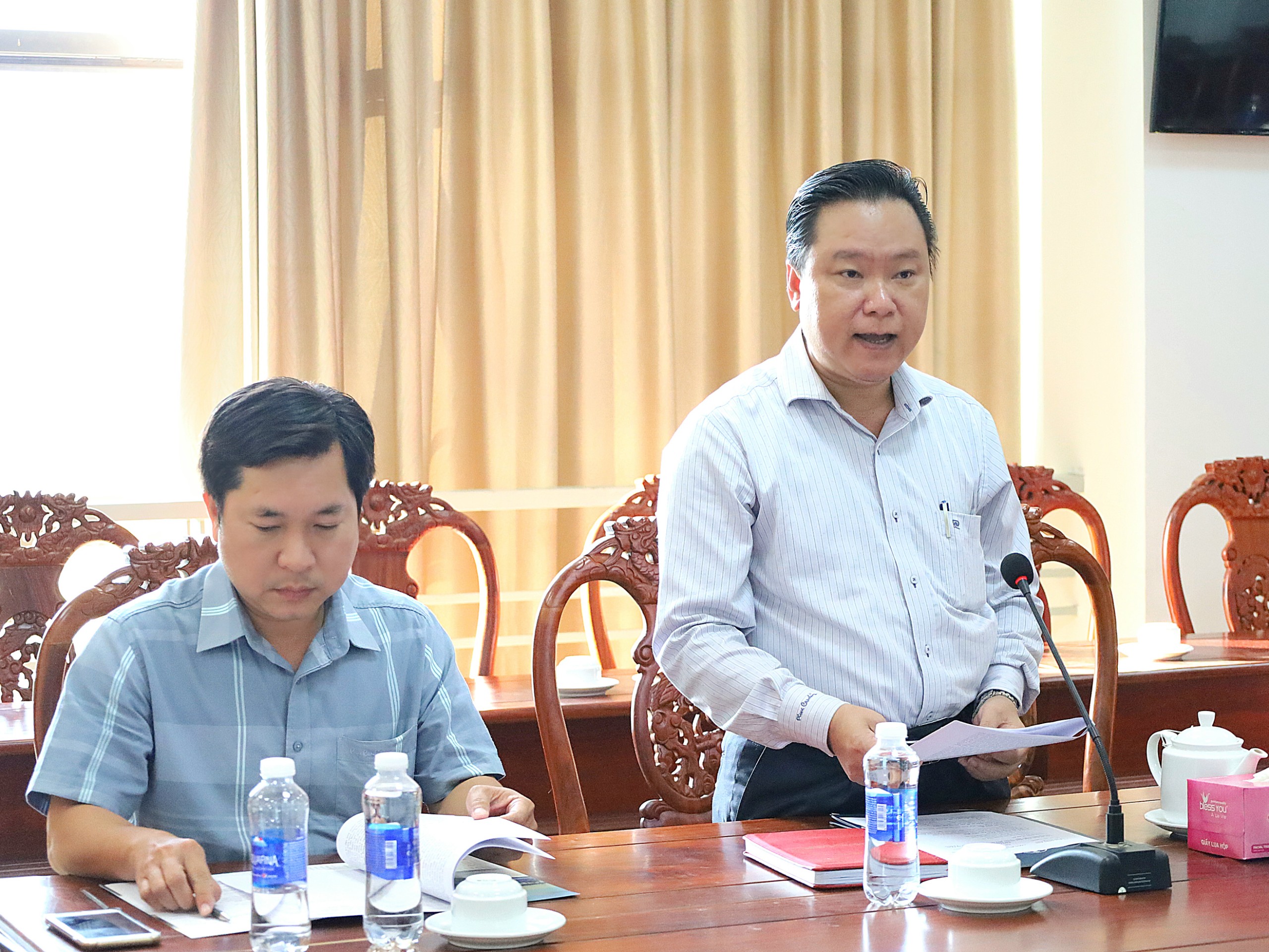 Ông Nguyễn Quốc Cường - Chủ tịch UBND quận Cái Răng báo cáo tình hình kinh tế, xã hội trên địa bàn quận tại buổi làm việc.