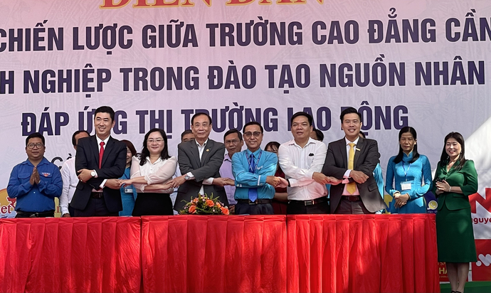 Ký kết hợp tác giữa trường Cao đẳng Cần Thơ và các doanh nghiệp trong đào tạo nguồn nhân lực đáp ứng thị trường lao động.