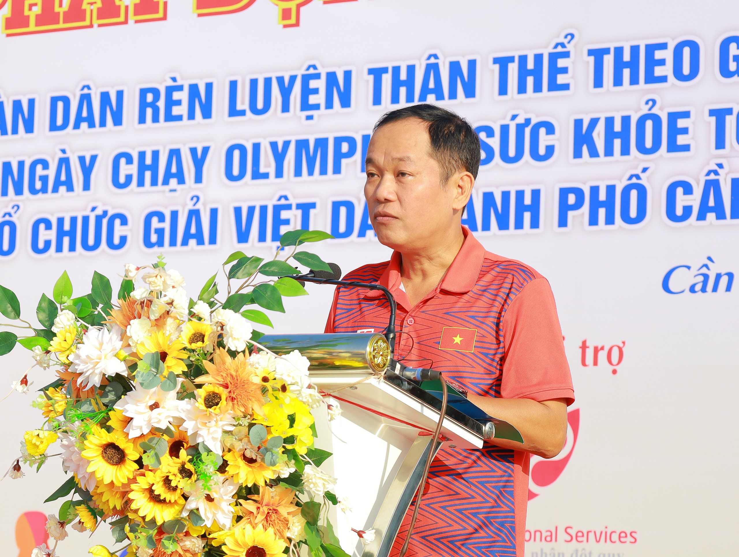 Ông Trương Công Quốc Việt – Phó Giám đốc Sở Văn hóa, Thể thao và Du lịch TP. Cần Thơ phát biểu khai mạc giải việt dã.