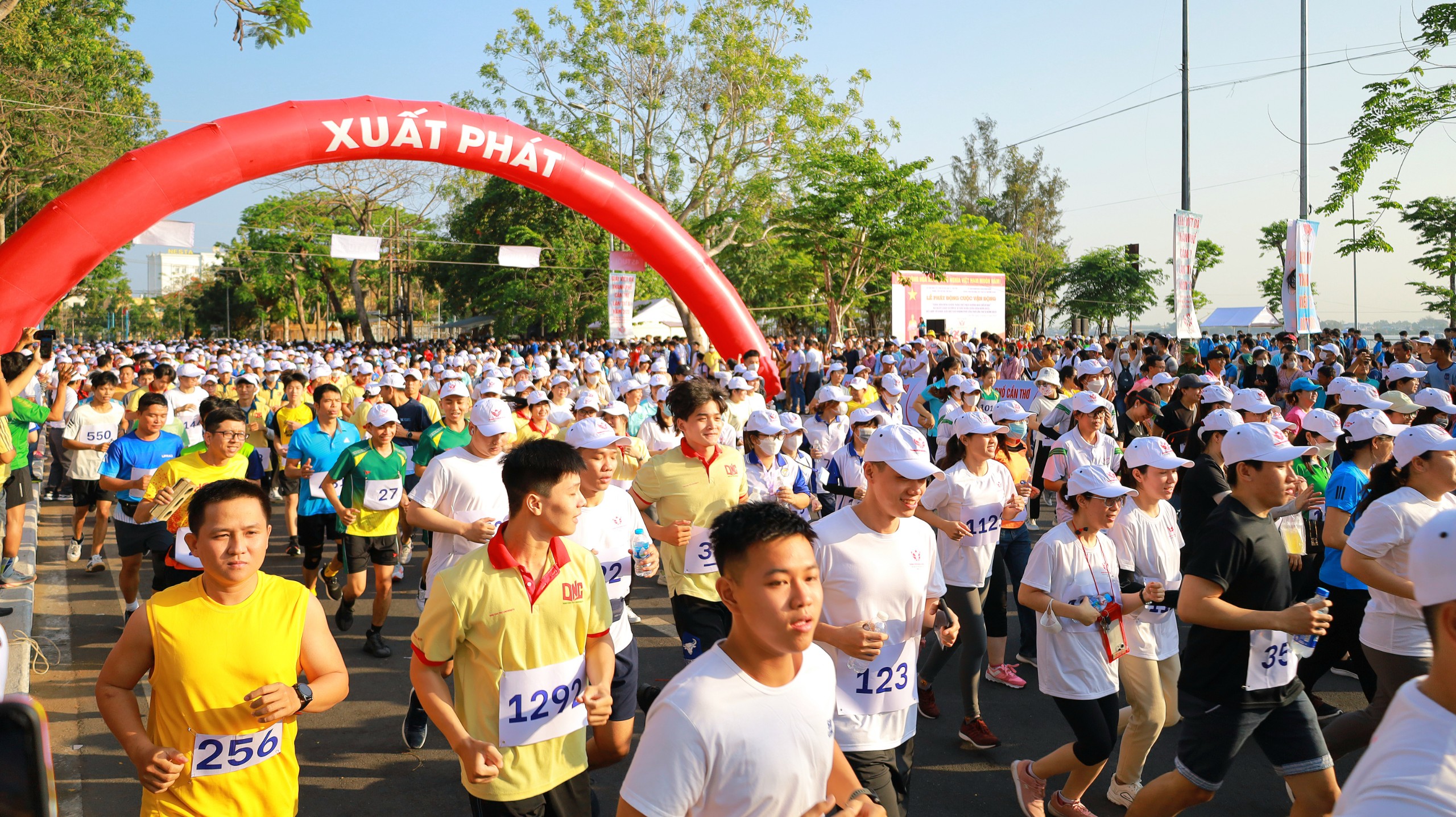 Hơn 5000 người tham gia Ngày chạy Olympic vì sức khỏe toàn dân năm 2023.