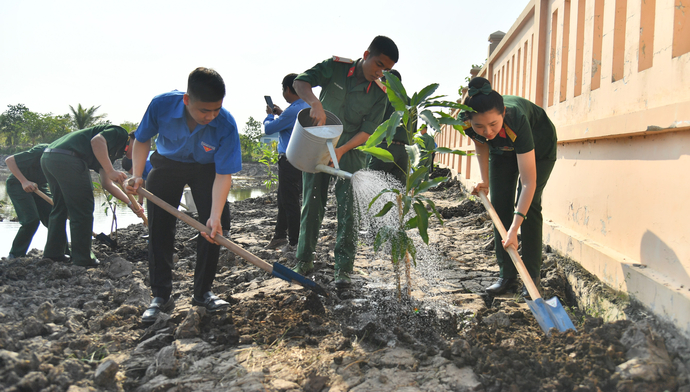 Cán bộ, chiến sĩ và đoàn thanh niên Bộ CHQS tham gia trồng cây sau Lễ xuất quân