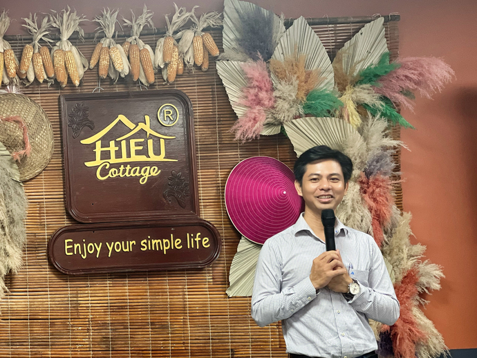Chân dung doanh nhân trẻ Nguyễn Hồng Hiếu - Thành viên sáng lập Nhà hàng Hieu's Cottage trong ngày khai trương.