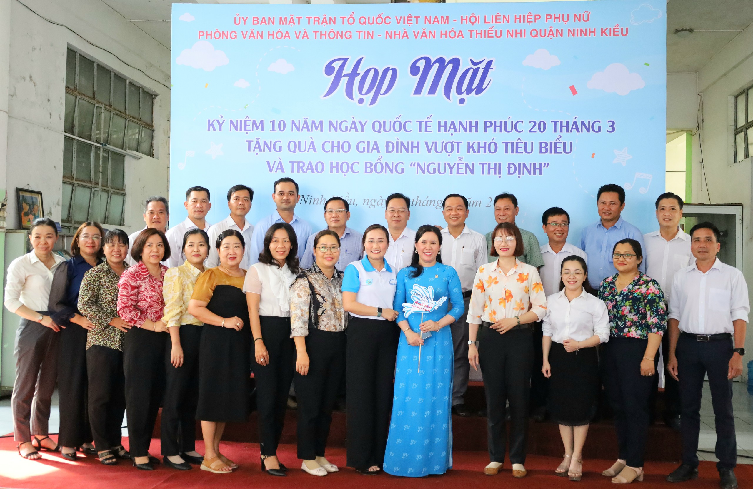 Các đại biểu chụp hình lưu niệm tại buổi họp mặt kỷ niệm 10 năm Ngày Quốc tế Hạnh phúc 20/3.