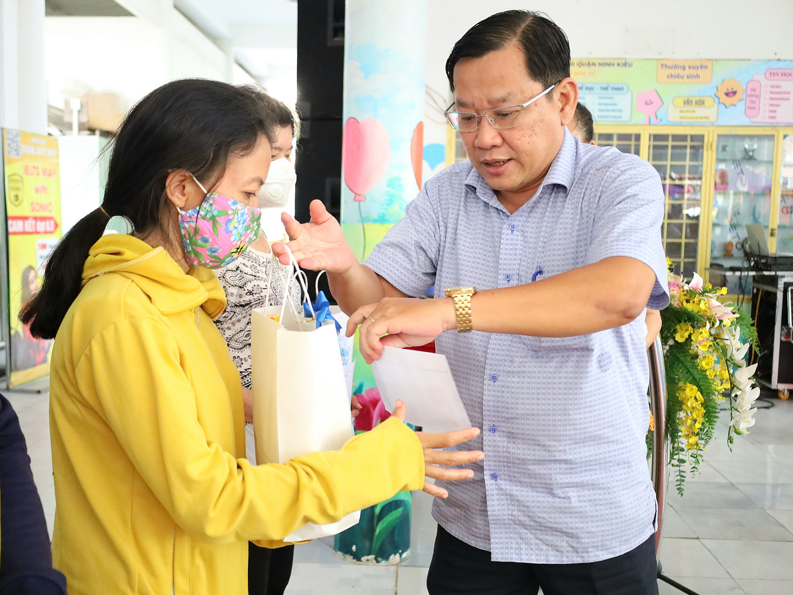 Ông Trần Tiến Dũng - Phó Bí thư thường trực Quận ủy, Chủ tịch HĐND quận Ninh Kiều trao tặng quà cho các gia đình.