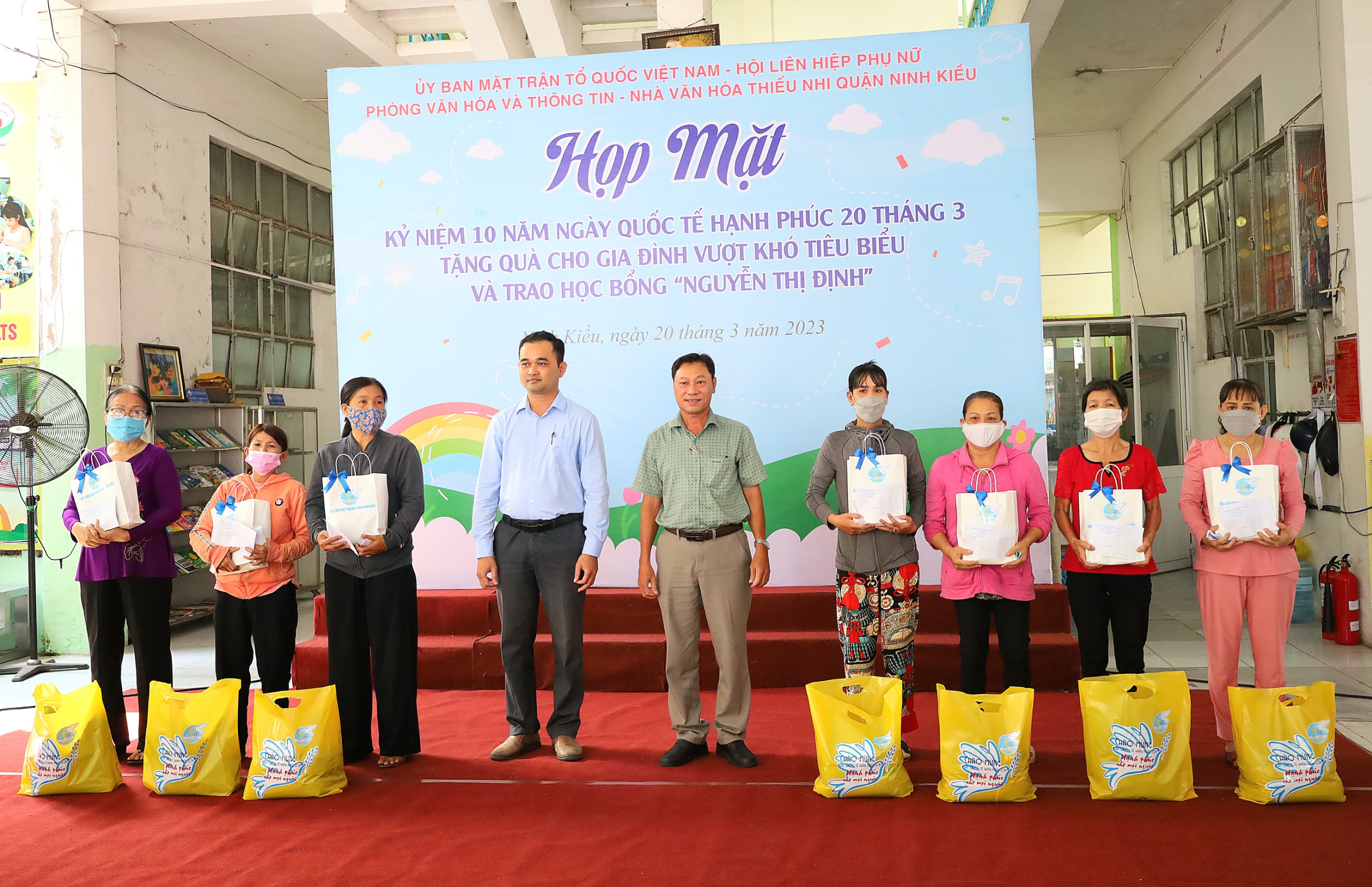 Ông Lê Văn Hùng - UV thường trực UB MTTQVN quận Ninh Kiều và ông Trần Quốc Thành - Trưởng Phòng Văn hóa và Thông tin quận Ninh Kiều trao tặng quà cho các gia đình.