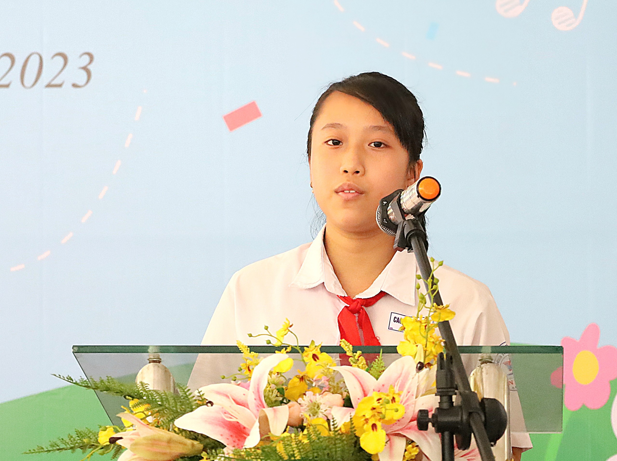 Em Nguyễn Ngọc Bảo Trân - Học sinh Trường THCS An Hòa 2, quận Ninh Kiều đại diện học sinh được nhận học bổng phát biểu cảm nghĩ.