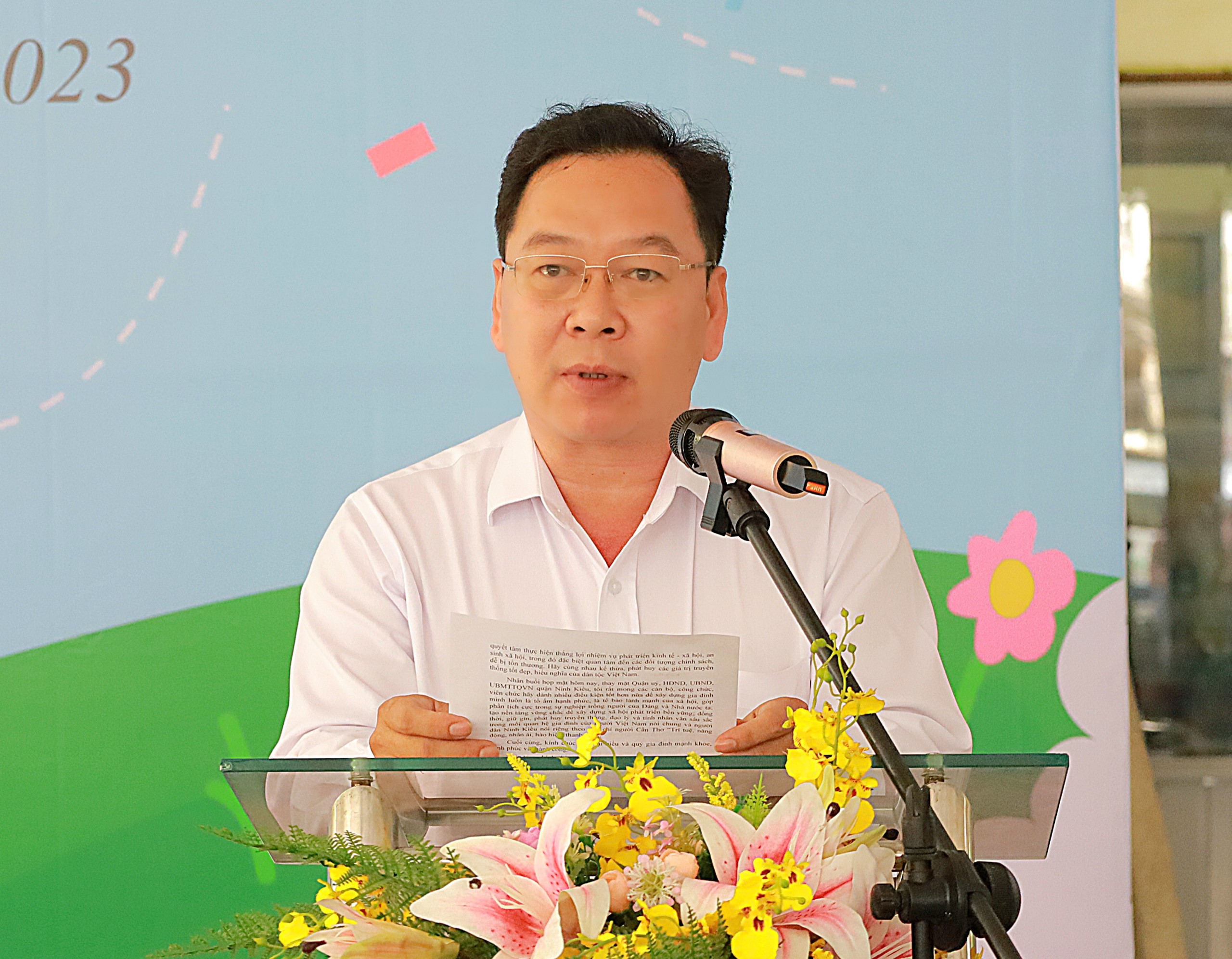 Ông Nguyễn Ngọc Ánh - UVBTV Quận ủy, Phó Chủ tịch Thường trực Uỷ ban nhân dân quận Ninh Kiều phát biểu ôn lại ý nghĩa Ngày Quốc tế Hạnh phúc 20/3.