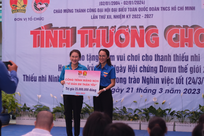 Bà Phạm Thái Thu - PBT Quận Đoàn đại diện BTV Quận Đoàn Ninh Kiều trao công trình măng non 'Vì đàn em thân yêu' đến BGH Trường Tương Lai.