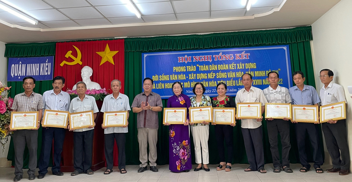 Ông Nguyễn Ngọc Ánh, Phó chủ tịch UBND quận Ninh Kiều khen thưởng cho các hộ gia đình, các cá nhân đạt thành tích trong năm 2022.