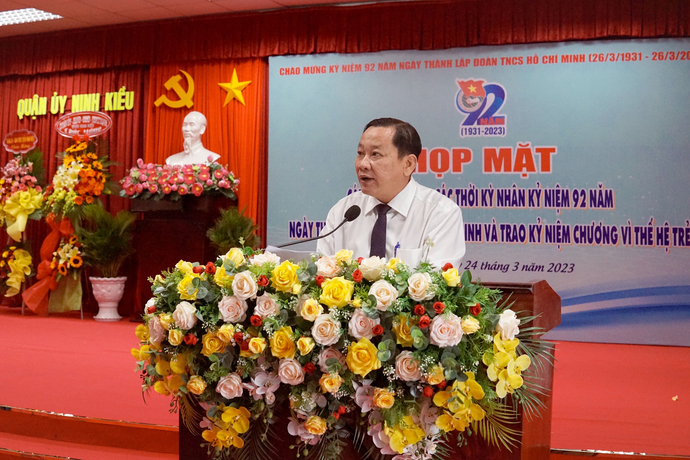 Ông Trần Tiến Dũng - PBT Thường trực Quận ủy Ninh Kiều dành lời khen cho những kết quả mà tuổi trẻ Quận Ninh Kiều đạt được trong thời gian qua.