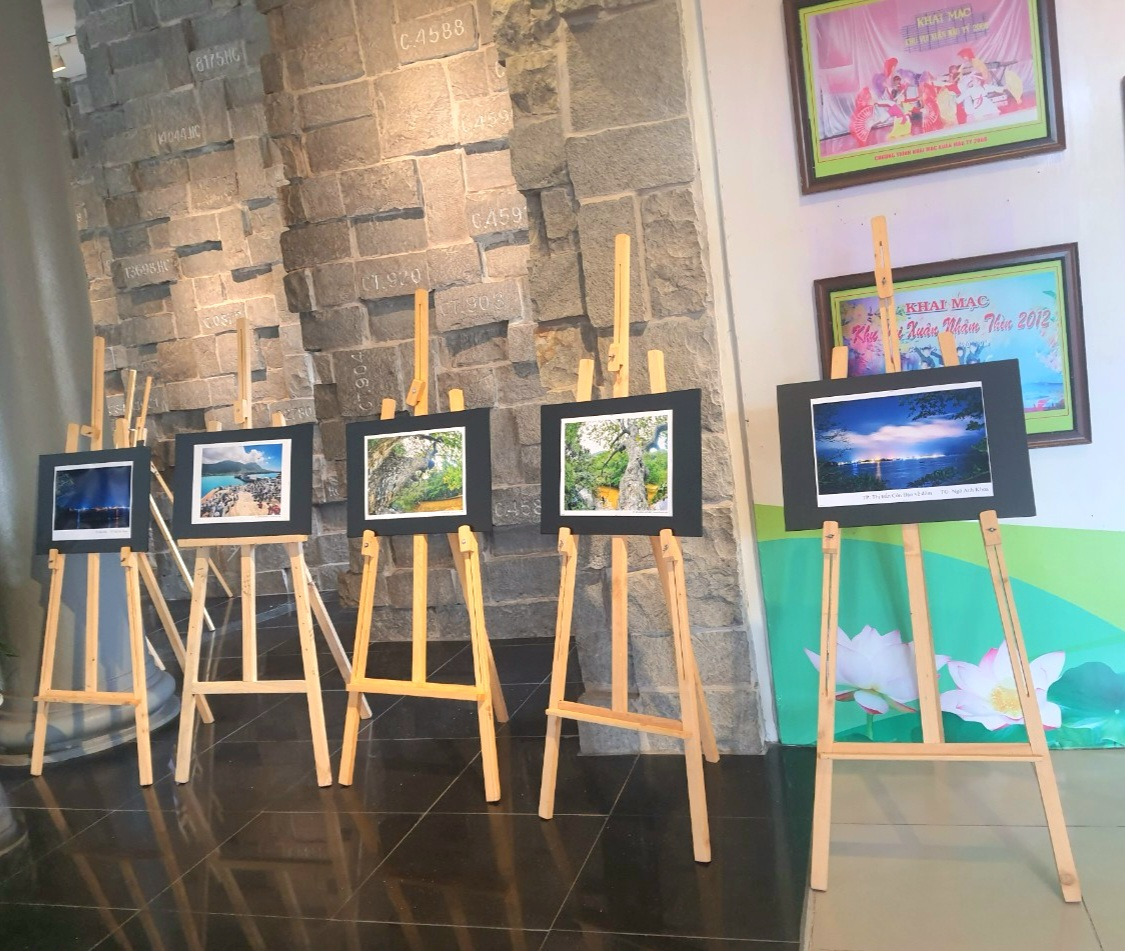 Các tác phẩm tranh, ảnh nghệ thuật với chủ đề: “Lịch sử, thiên nhiên, con người, biển, đảo và phát triển huyện Côn Đảo” được trưng bày tại huyện Côn Đảo.