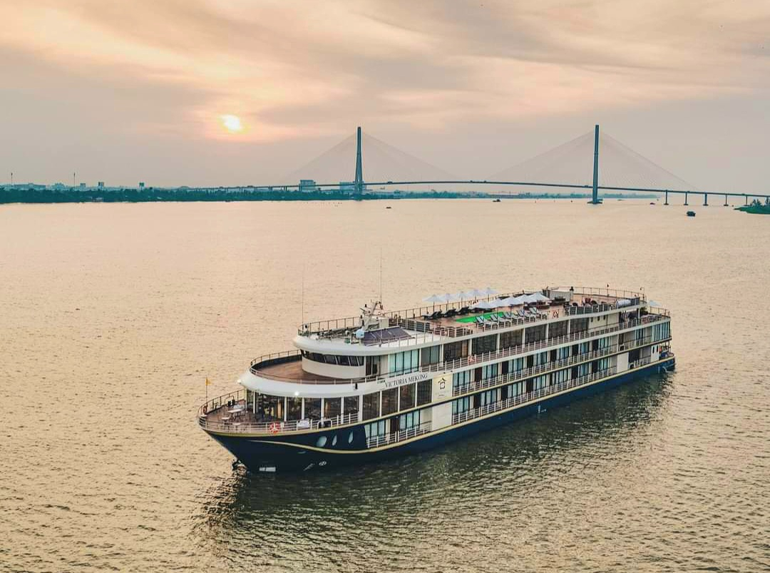 Du thuyền Victoria Mekong cao 4 tầng có 35 cabin rộng rãi, với tiện nghi hiện đại, sang trọng, đạt tiêu chuẩn quốc tế và đảm bảo nguồn nhiên liệu xanh, thân thiện với môi trường.