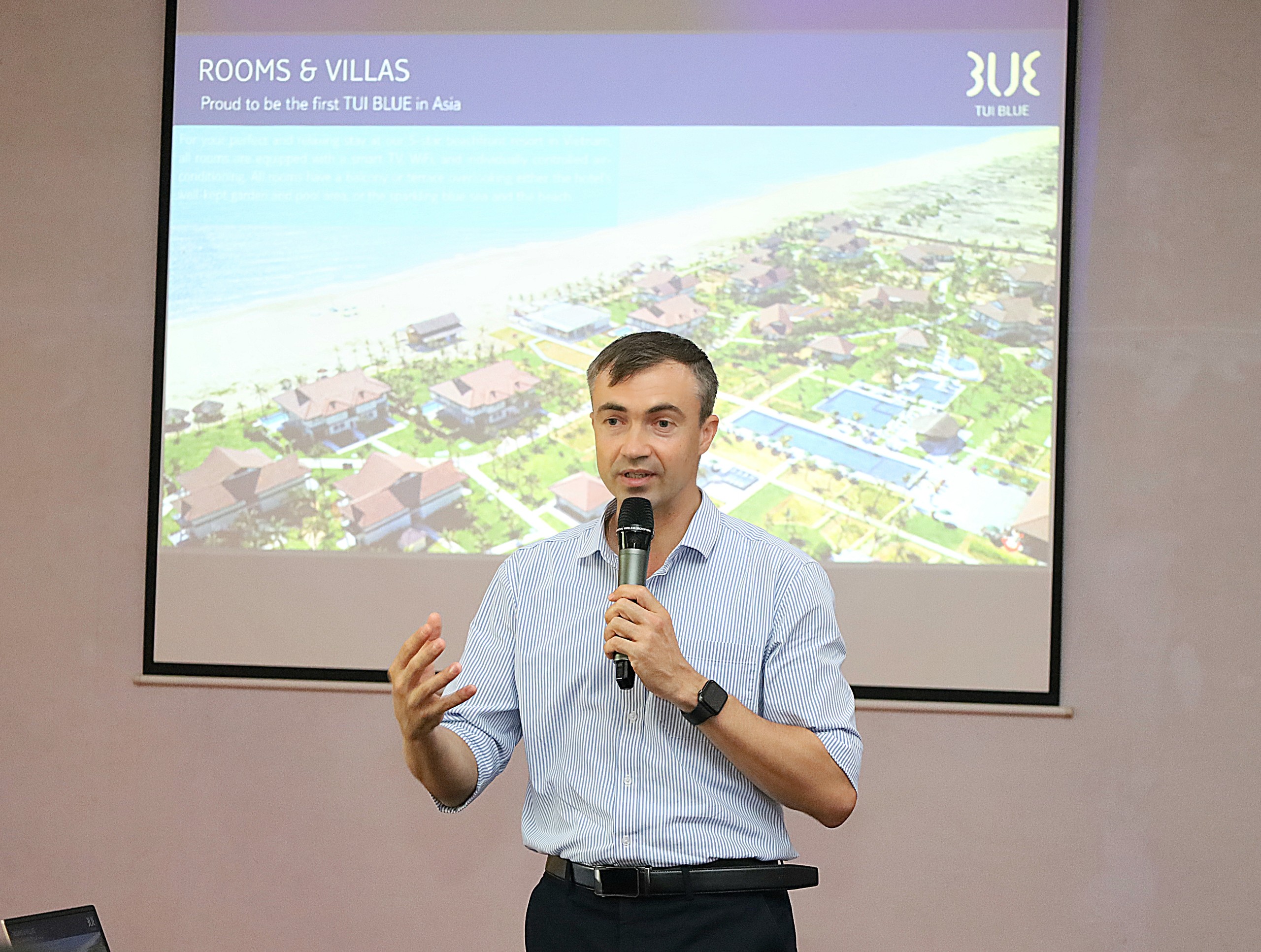 Ông Anton Bespalov - Tổng giám đốc TUI Blue Nam Hội An chia sẻ tại buổi giao lưu.