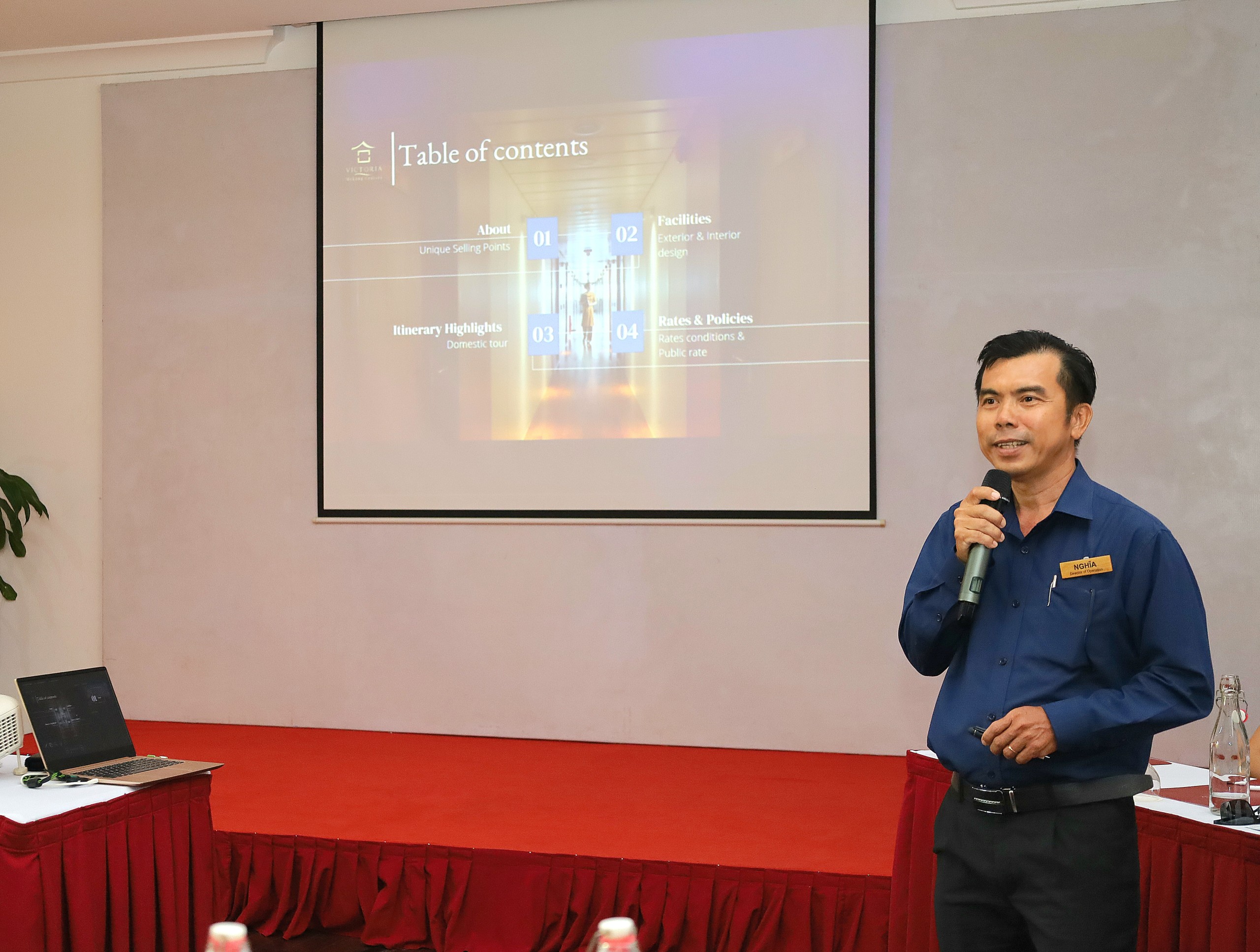 Ông Phạm Hữu Nghĩa – Giám đốc Du thuyền Victoria Mekong Cruises giới thiệu tour du thuyền nội địa với hành trình Cần Thơ - Châu Ðốc dịp lễ 30/4.