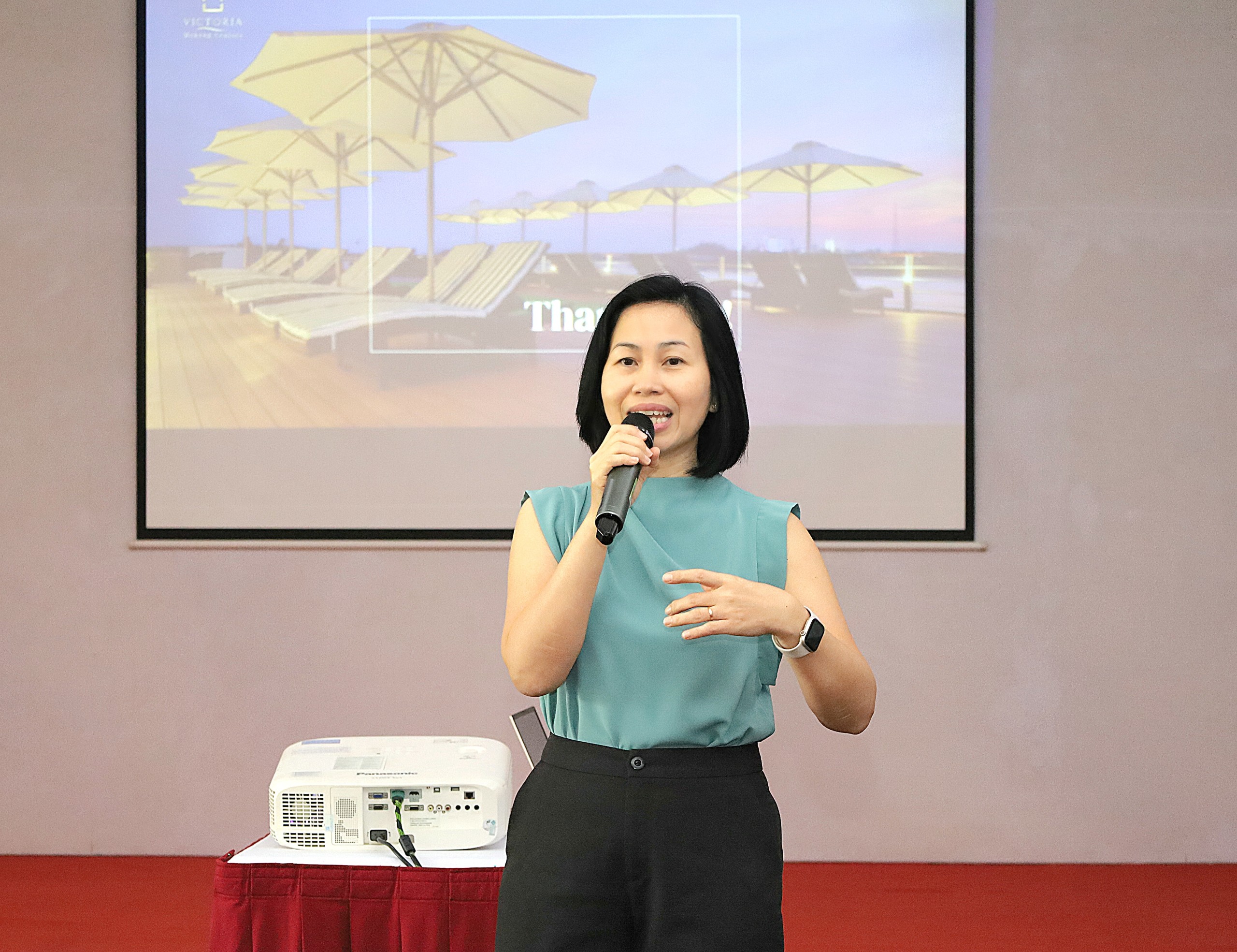 Bà Võ Xuân Thư - Tổng giám đốc Victoria Cần Thơ Resort chia sẻ tại buổi giao lưu.